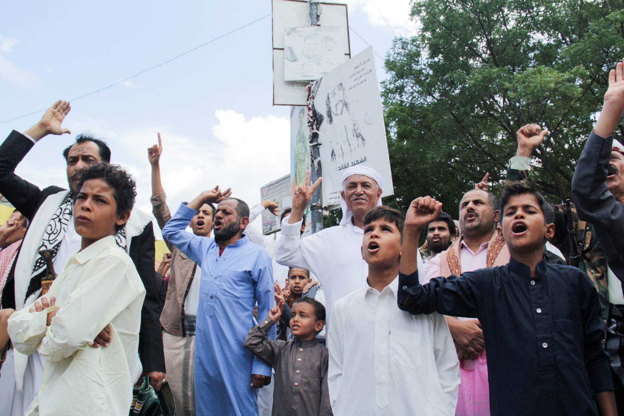 Taiz kentinde cuma namazının ardından Husiler aleyhine slogan atan kent sakinleri (Reuters)