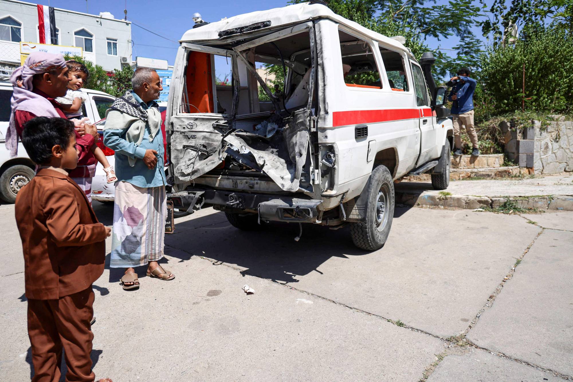 Taiz’de Husilerin saldırısına uğrayan bir ambulans (AFP)