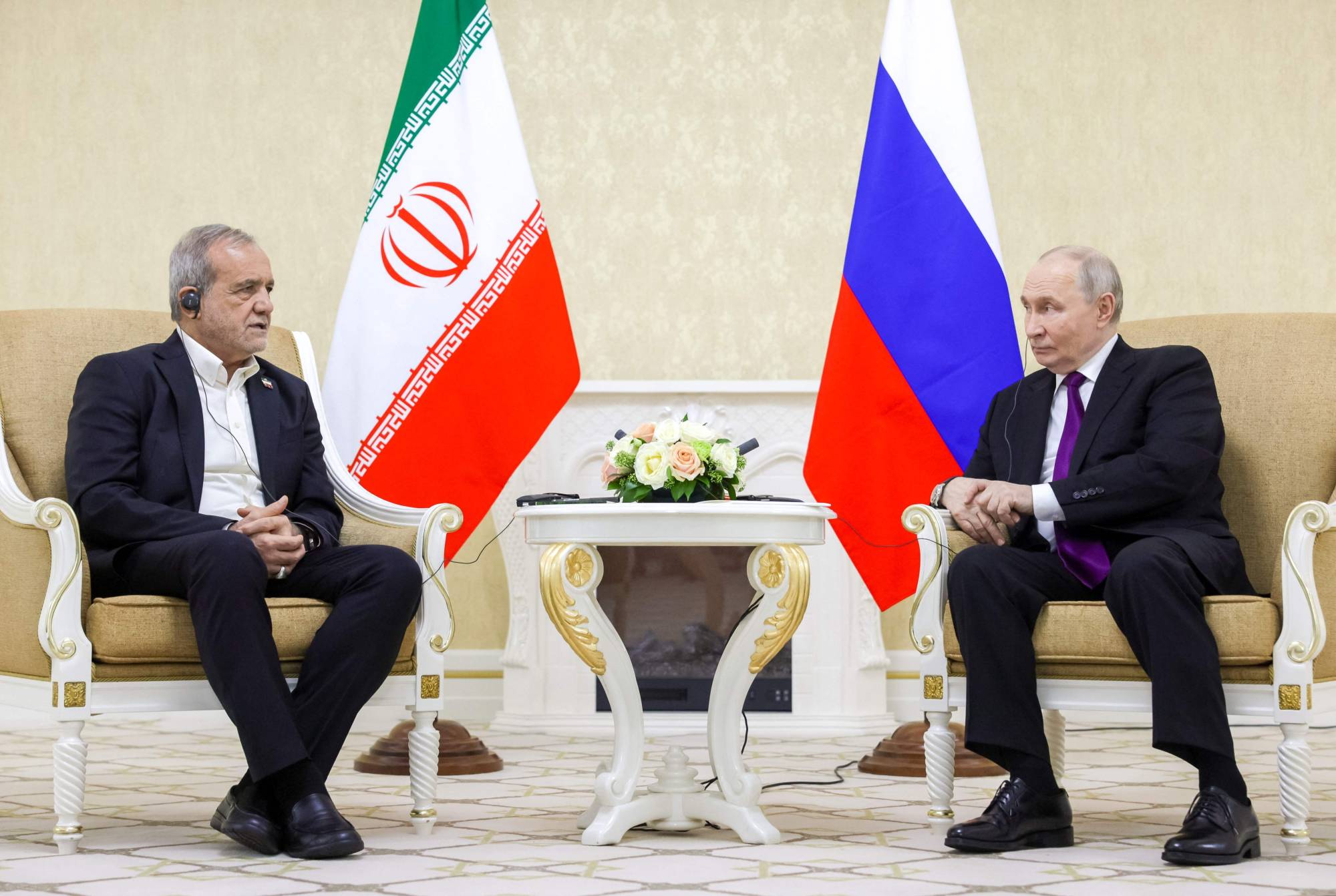 Rusya Devlet Başkanı Vladimir Putin ve İran Cumhurbaşkanı Mesud Pezeşkiyan. (AFP)