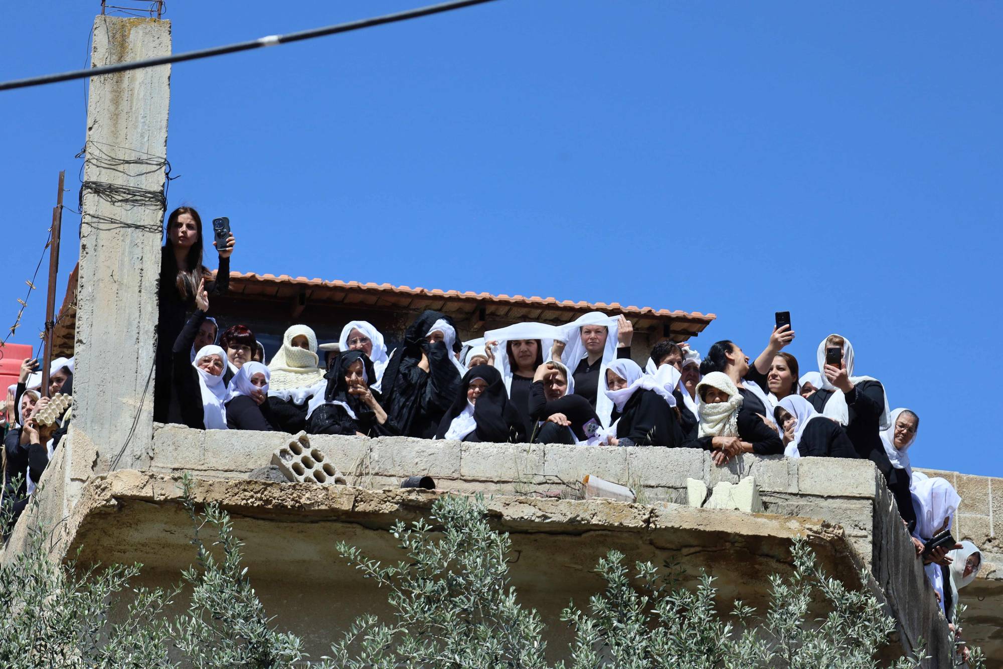 Suriye’nin güneyindeki Süveyda’da yaşanan çatışmalarda hayatını kaybedenlerin cenaze törenine katılan Dürzi kadınlar, cumartesi günü (AFP