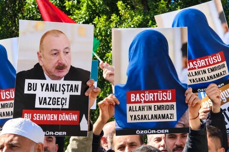 Türkiye'de Aliyev'e karşı protesto gösterisi düzenlendi: Okullarda başörtüsü yasağı kararından vazgeçmesi çağrısı yapıldı (Türk medyası)