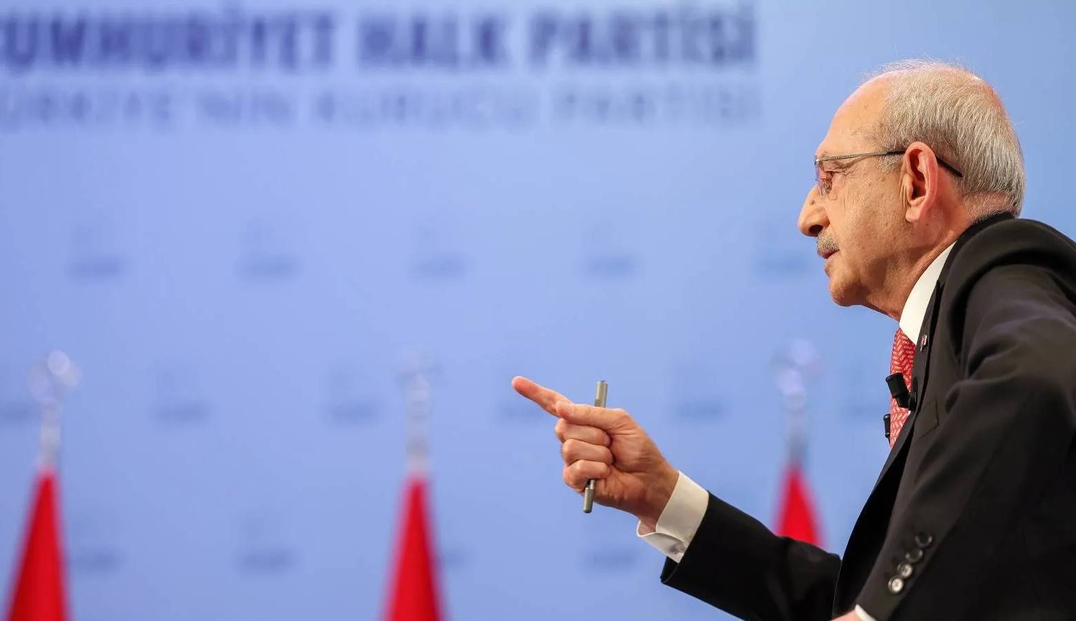 Kılıçdaroğlu, Azerbaycan'da kadınların kıyafetlerine kısıtlama getirilmemesi konusunda uyarıda bulunarak, partisinin geçmişte Türkiye'de bu hataya düştüğüne dikkati çekti. (Cumhuriyet Halk Partisi - X)