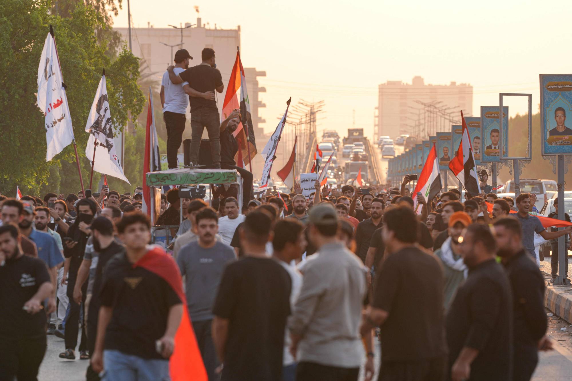 Irak’ın Necef kentinde göstericiler, Ekim 2019 gösterilerinin yedinci yıldönümünü anıyor. (AFP)