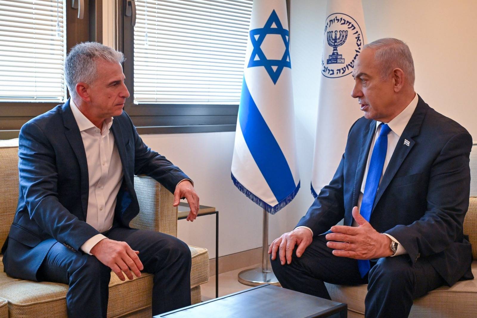 İsrail Başbakanı Binyamin Netanyahu, Mossad’ın eski başkanı David Barnea ile 18 Nisan 2024’te Tel Aviv’de bir araya geldi. (İsrail Hükümet Basın Ofisi-DPA)