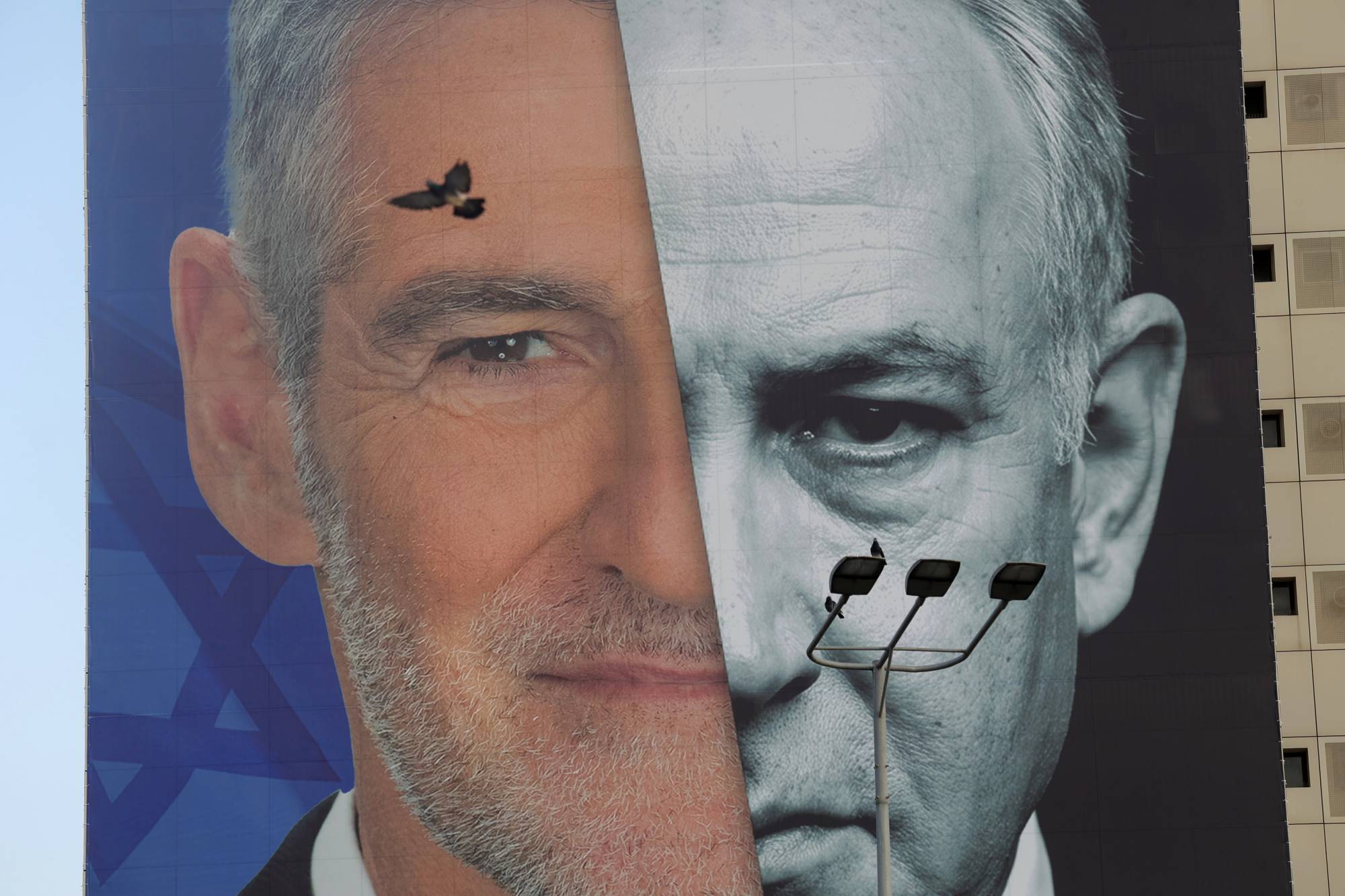 Tel Aviv’de İsrail Başbakanı Binyamin Netanyahu ile Demokratlar Partisi lideri Yair Golan’ın yer aldığı bir seçim kampanyası reklam panosu (EPA)