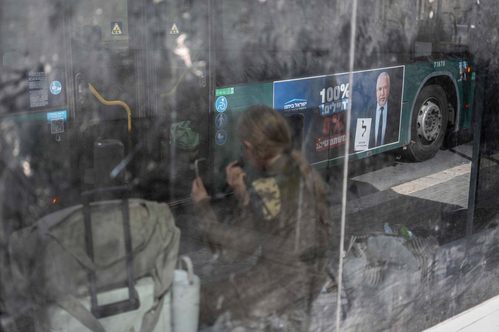 Yisrael Beiteinu Partisi lideri Avigdor Liberman’ın seçim afişini taşıyan bir otobüs, Kudüs (AFP)