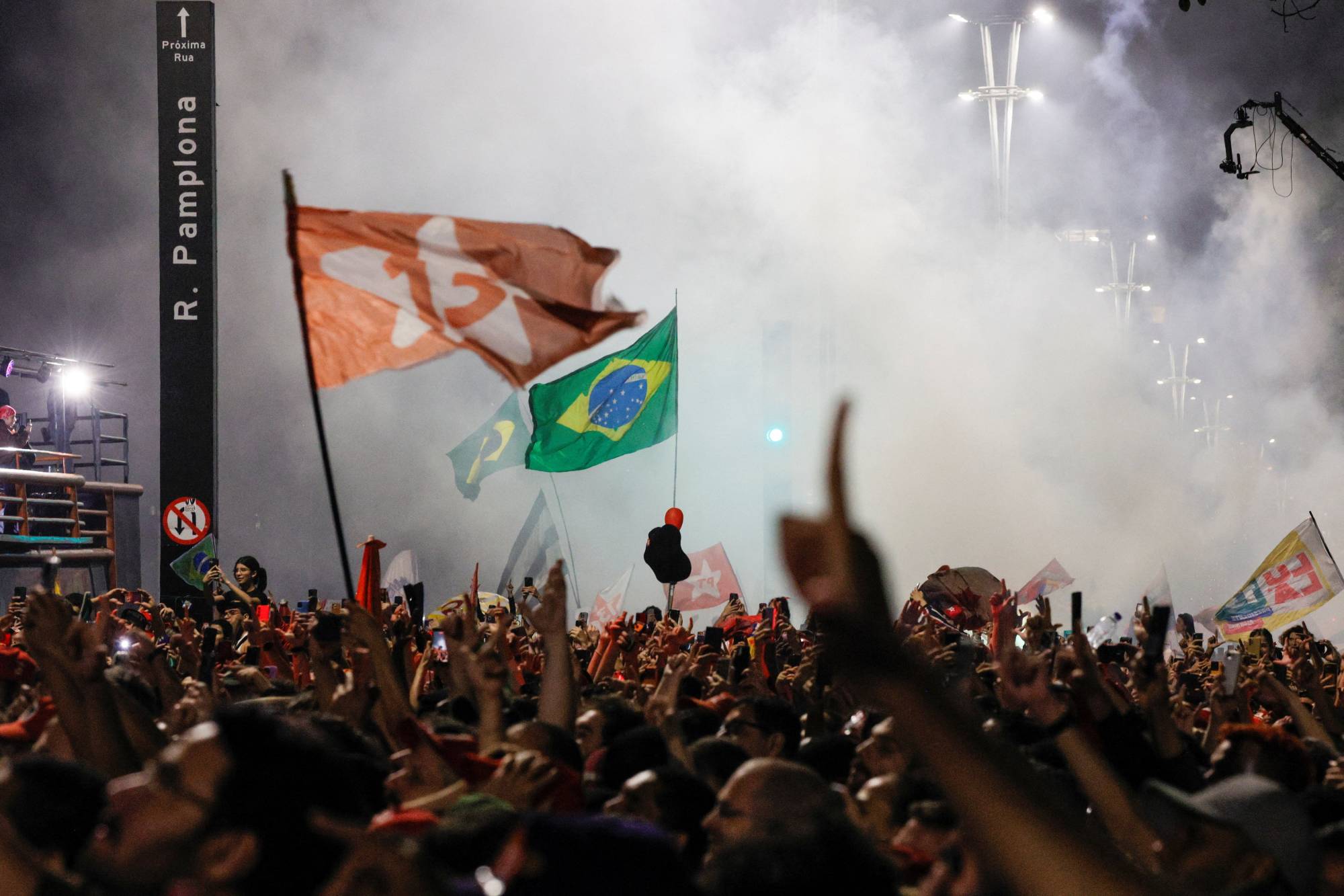 Lula da Silva’nın destekçileri, Sao Paulo’da seçim zaferini kutluyor. (Reuters)