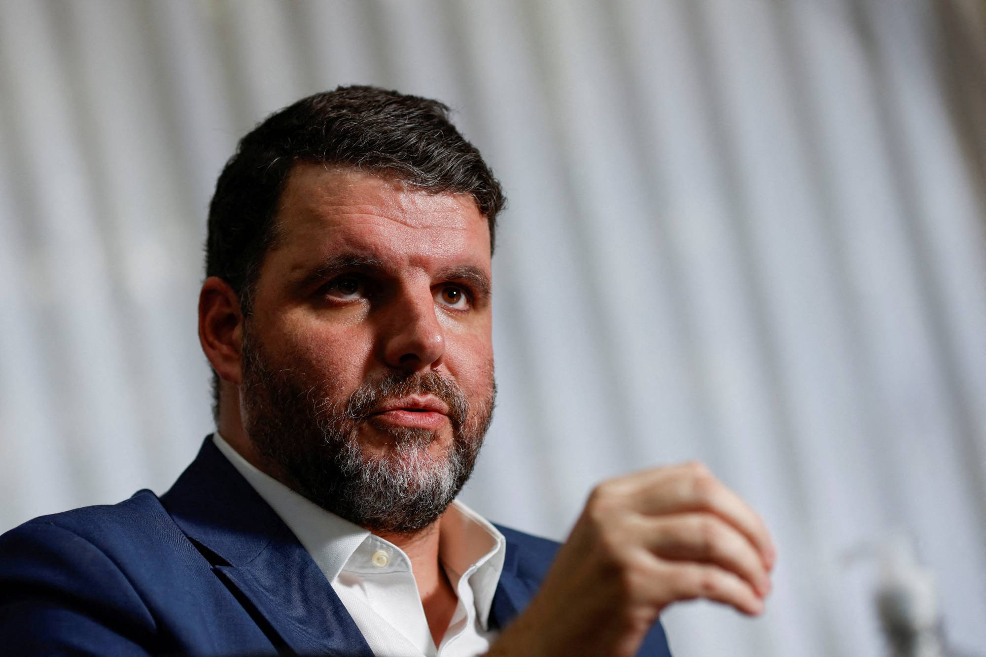 Yenilgiye uğrayan sağcı aday Flavio Bolsonaro, seçim sonuçlarını reddederek babasının izinden gitti. (Reuters)