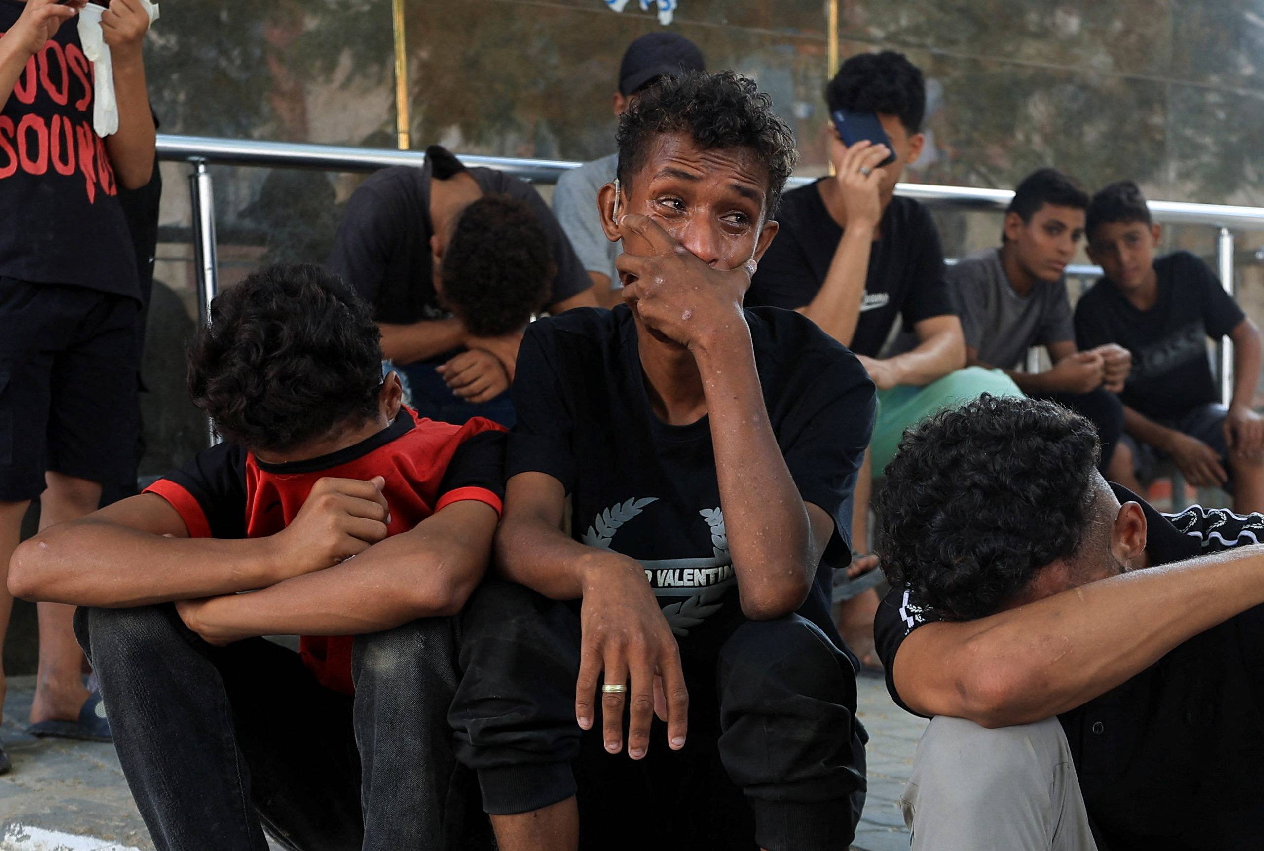 Dün Gazze kentindeki Şifa Hastanesi’nde, İsrail saldırısında hayatını kaybeden 3 Filistinlinin cenaze törenine katılanlar (Reuters).