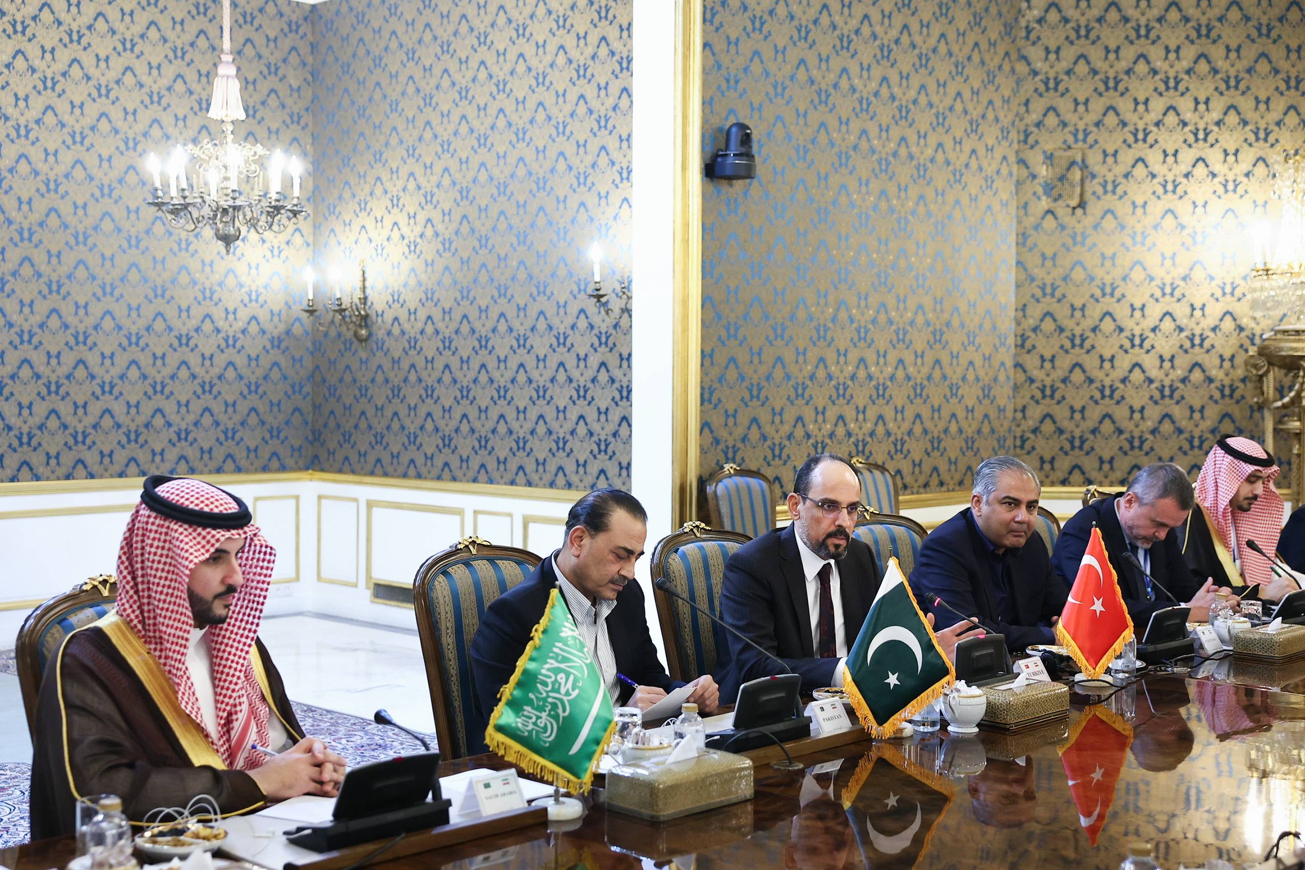 Suudi Arabistan, Pakistan ve Türkiye temsilcileri İran heyetiyle toplantıda (AP)