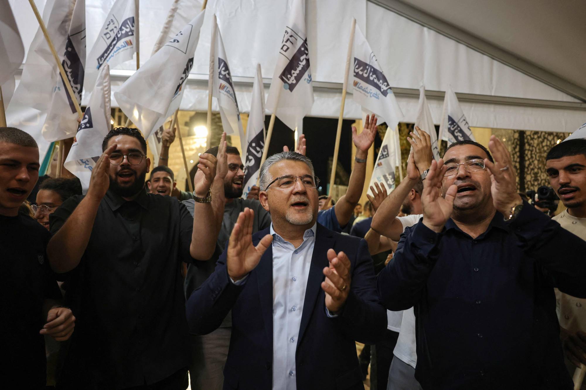 Knesset’teki Arap milletvekili Yusuf Cebbarin, Arap partilerinin liderlik ettiği Ortak Liste’nin bir toplantısında destekçilerinin arasında (AFP)