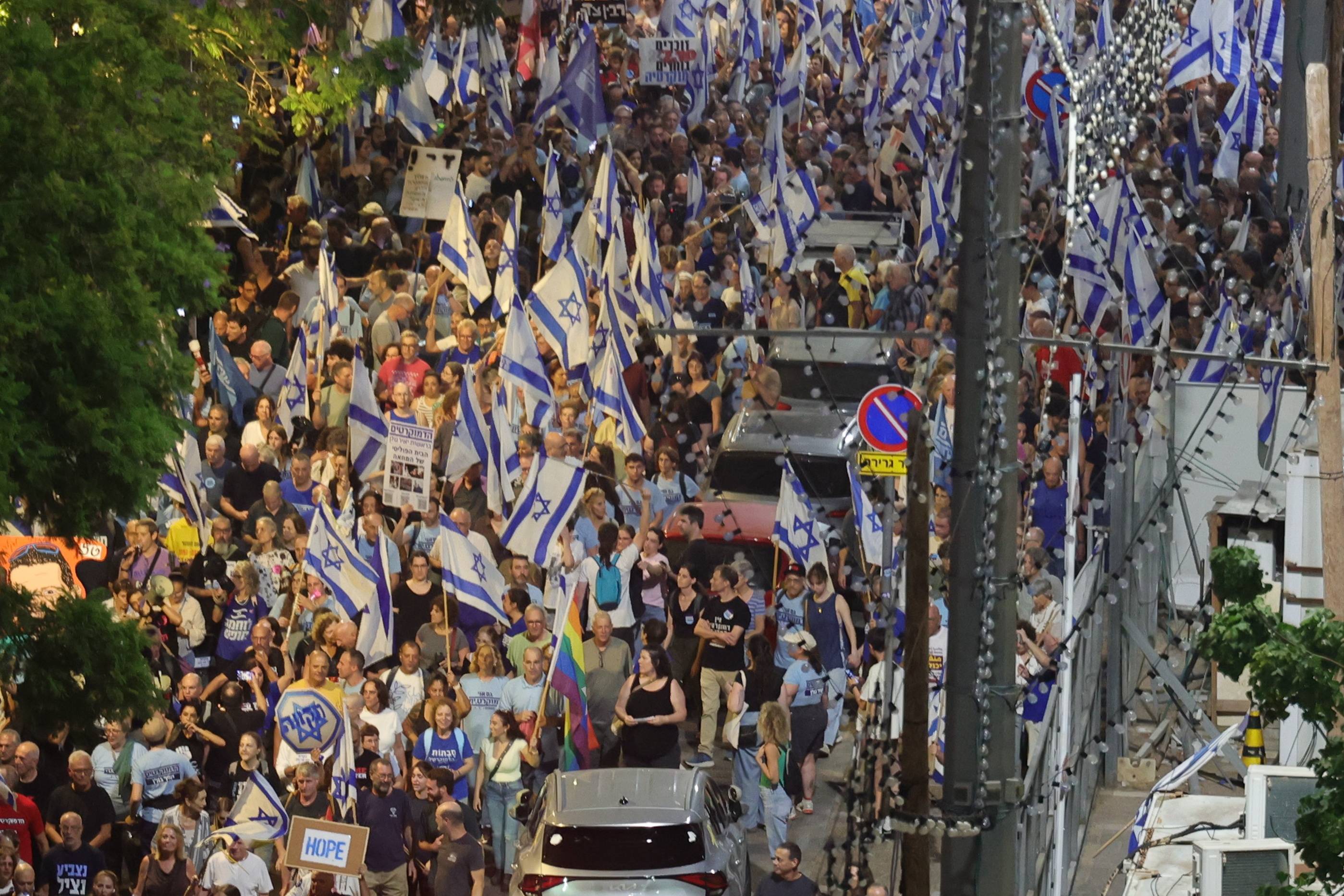 Cumartesi akşamı Tel Aviv’de düzenlenen hükümet karşıtı yürüyüşten (EPA)