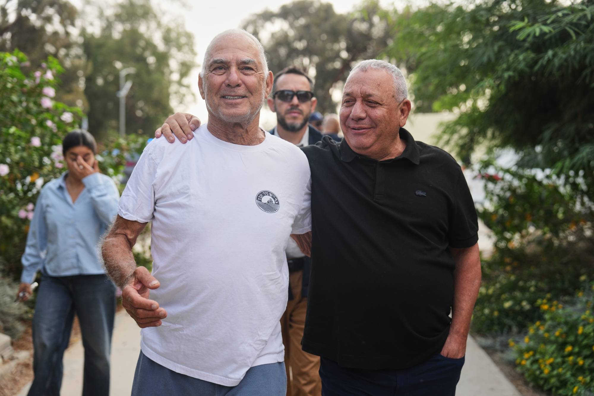 Yashar Partisi lideri Gadi Eisenkot (sağda), İsrail’in güneyindeki Nir Oz kibbutzunda eski rehine Gadi Moses tarafından karşılanıyor. (AP)