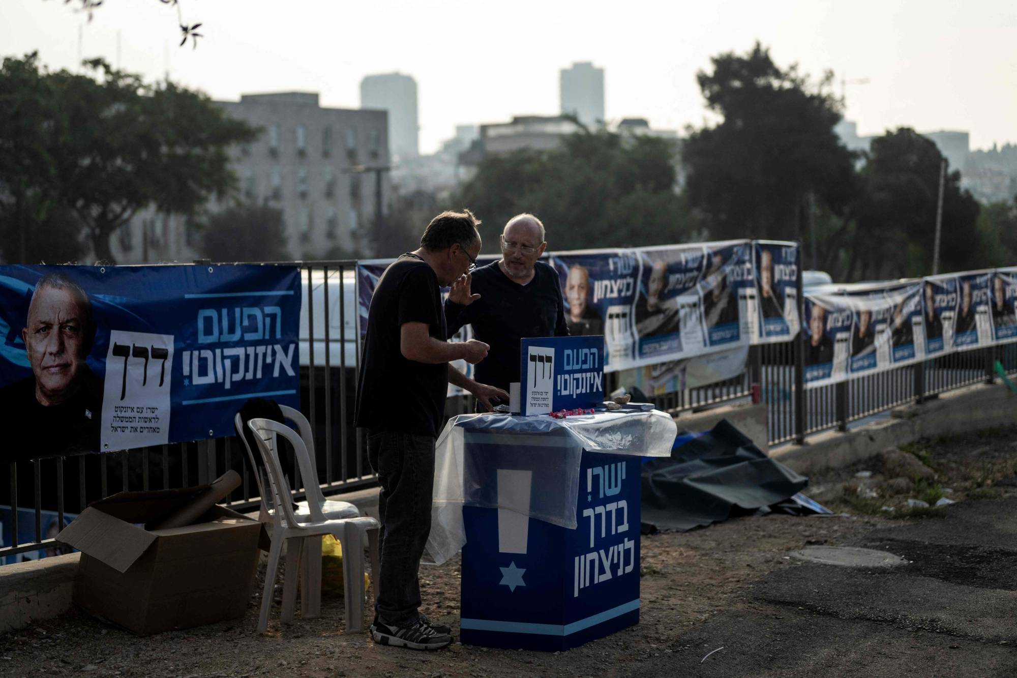 Gadi Eisenkot liderliğindeki Yashar Partisi’nin destekçileri, Kudüs’teki bir oy kullanma merkezinin önünde bekliyor. (AFP)