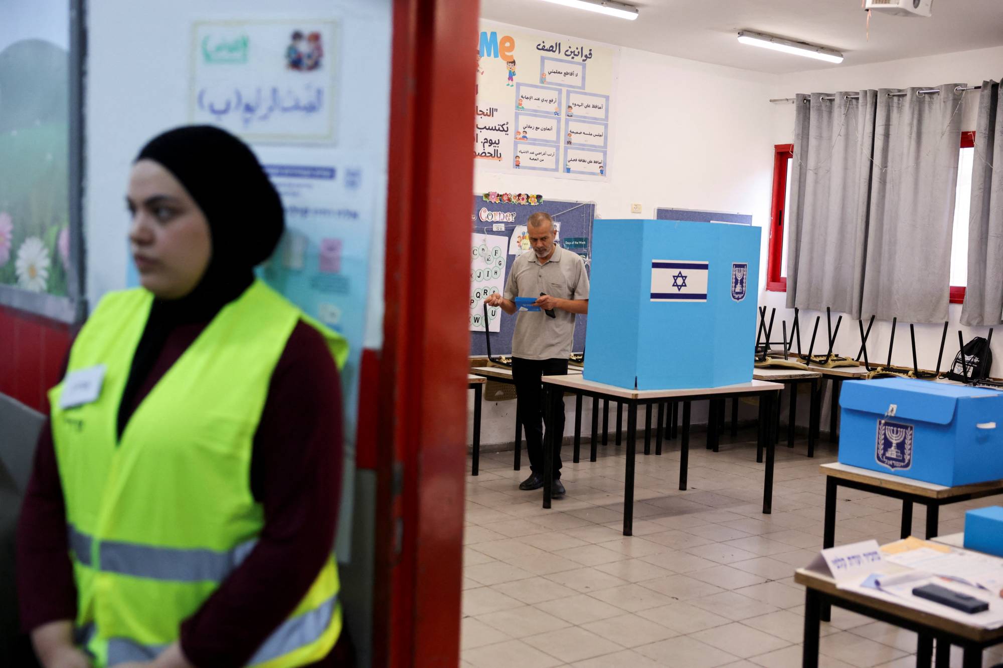 İsrail’in kuzeyindeki Arap kenti Umm el-Fehm’de oy kullanana bir seçmen. (Reuters)