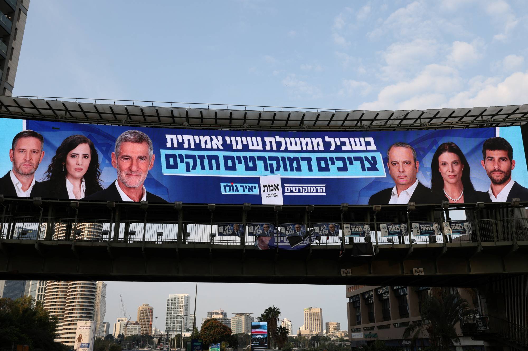 İsrail’in Ramat Gan kentinde genel seçimler sırasında, Yair Golan ve diğer isimlerin yer aldığı Demokratlar Partisi seçim afişi. (Reuters)