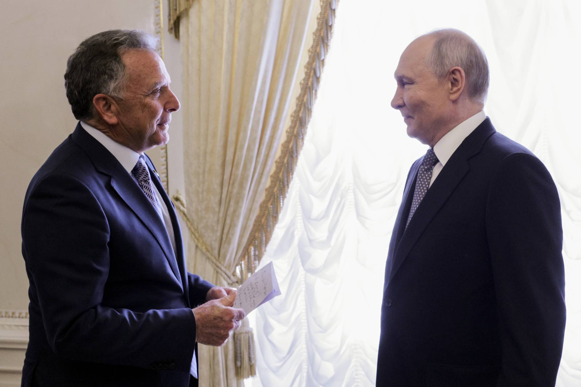 Rusya Devlet Başkanı Vladimir Putin, çarşamba günü St. Petersburg’da ABD Özel Temsilcisi Steve Witkoff ile görüştü. (AP)