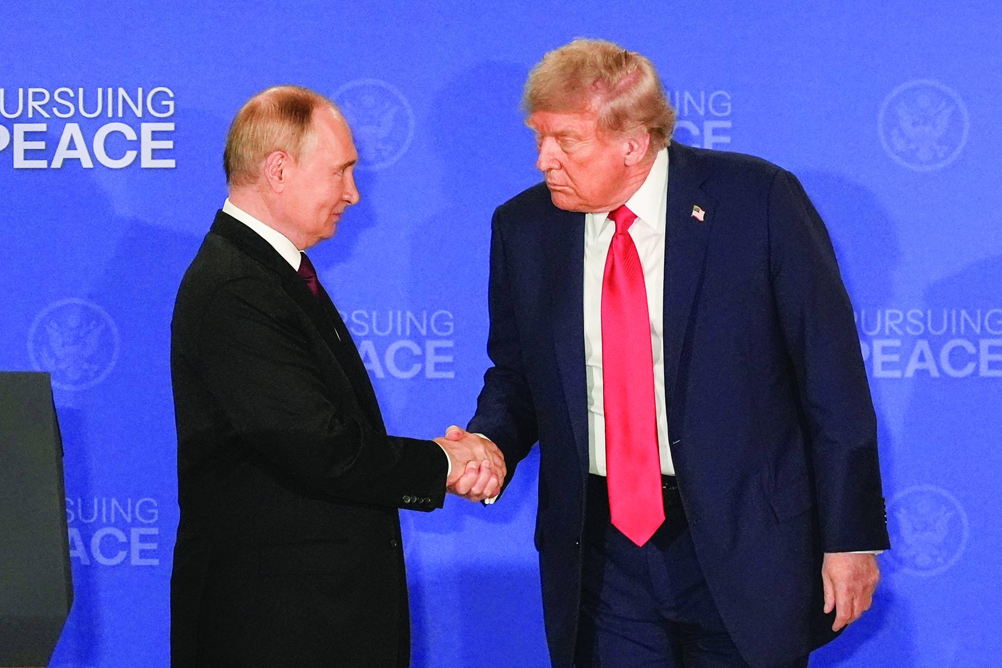 ABD Başkanı Donald Trump, 15 Ağustos 2025’te Alaska’da düzenlenen ortak basın toplantısı sırasında Rusya Devlet Başkanı Vladimir Putin ile tokalaşırken. (AP)