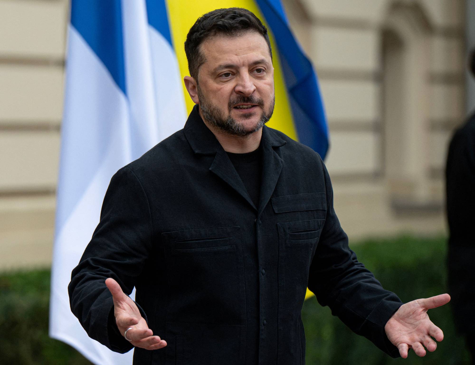 Ukrayna Devlet Başkanı Volodimir Zelenskiy, Rusya’nın Ukrayna’yı işgali sürerken, 22 Ekim’de Kiev’de Finlandiya Başbakanı ile yapacağı görüşme öncesinde basın mensuplarına konuşurken el hareketi yapıyor. (AFP)