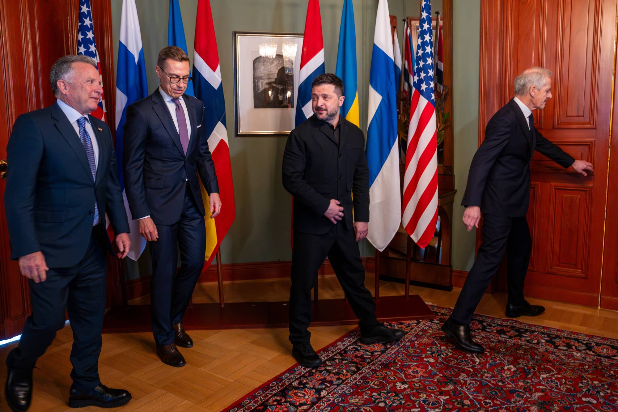 Soldan sağa: Norveç Başbakanı Jonas Gahr Store, Ukrayna Devlet Başkanı Volodimir Zelenskiy, Finlandiya Cumhurbaşkanı Alexander Stubb ve Steve Witkoff. (AP)