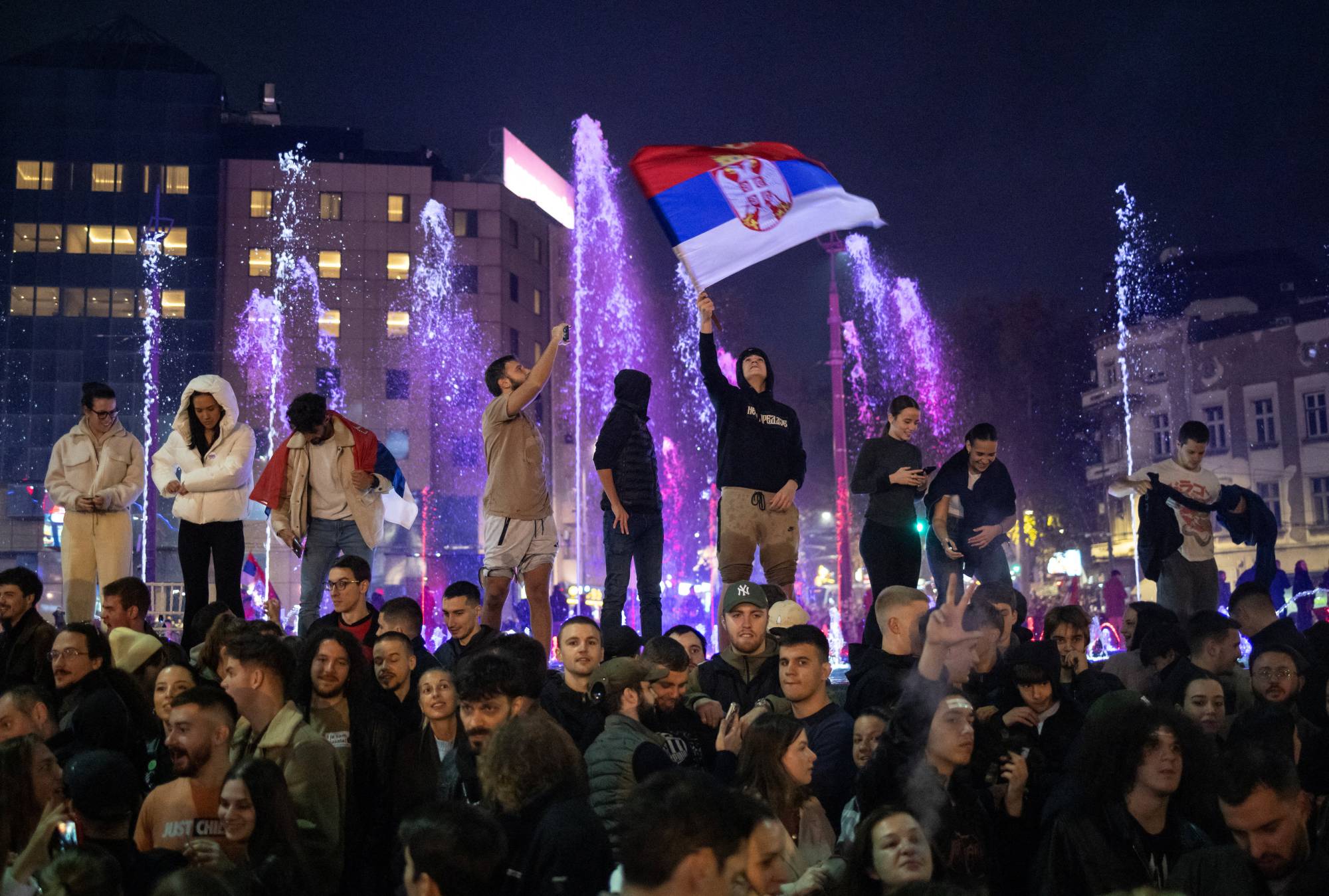 Öğrenci Listesi destekçileri Belgrad’da kutlama yapıyor. (Reuters)