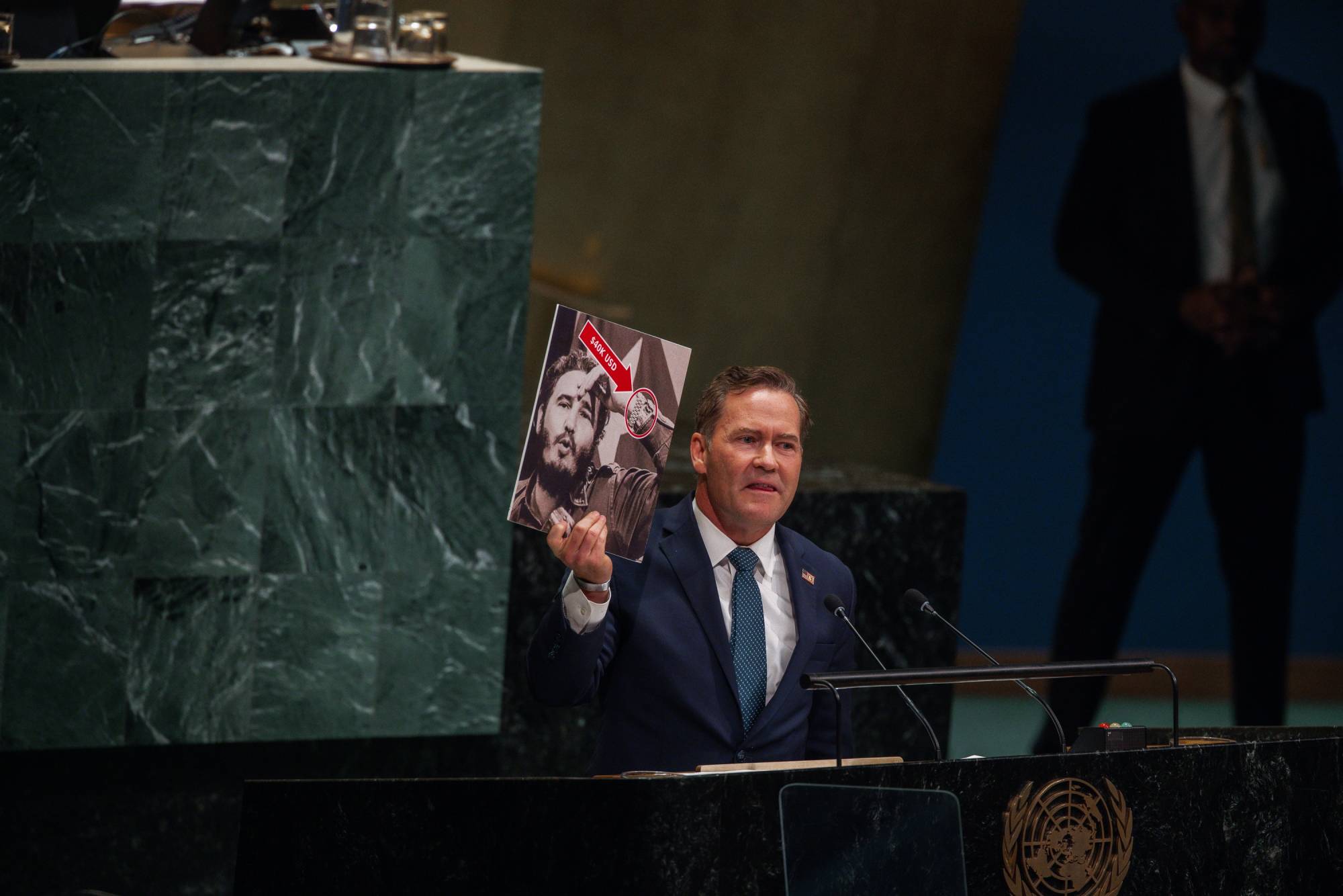 ABD’nin BM Daimî Temsilcisi Mike Waltz, BM Genel Merkezi’nde yaptığı konuşma sırasında, hayatını kaybeden Küba lideri Fidel Castro’nun lüks bir saat takarken çekilmiş fotoğrafını gösteriyor (AP)
