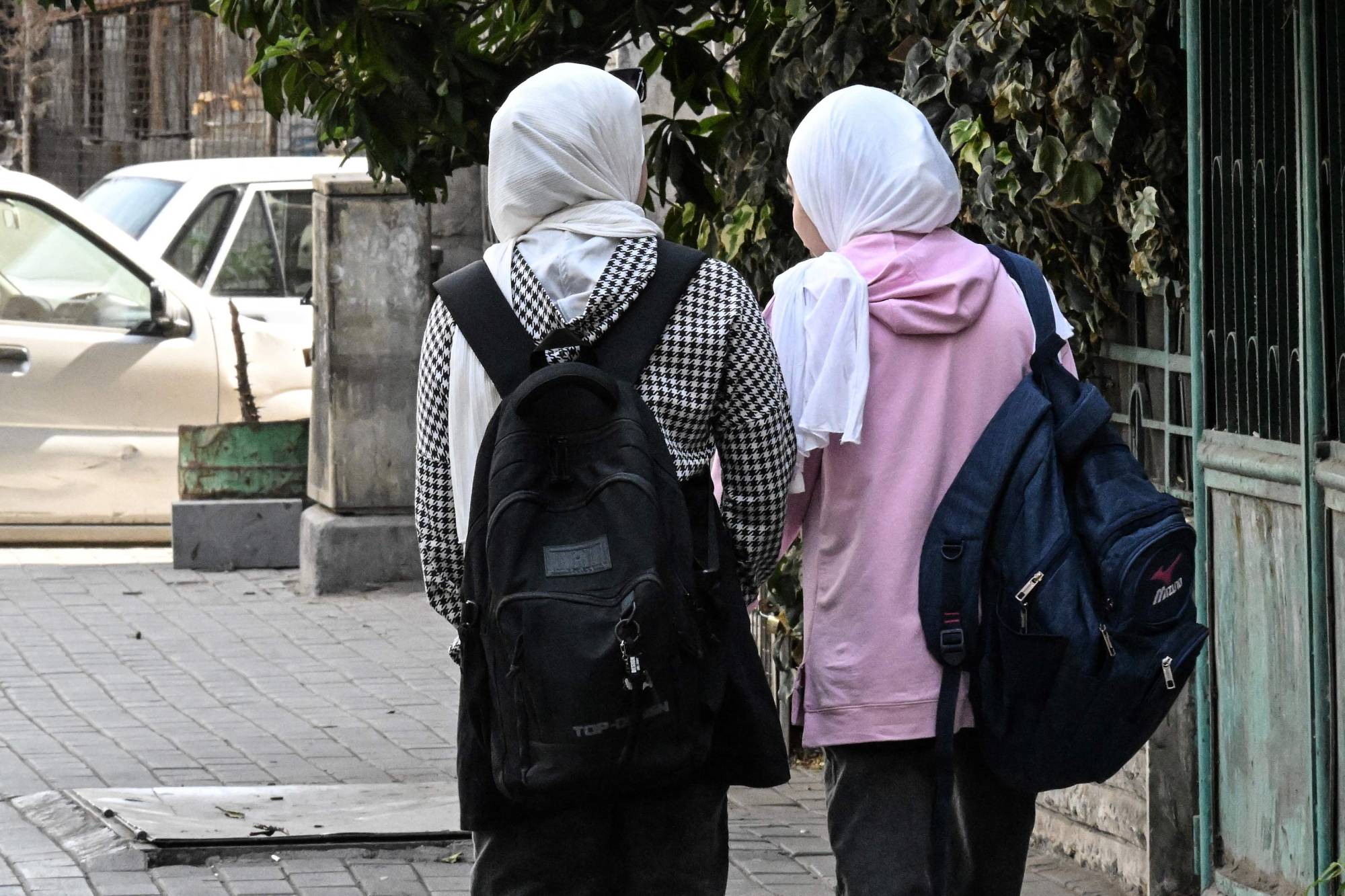 Şam sokaklarında okul üniformalarıyla yürüyen kız öğrenciler. (AFP)
