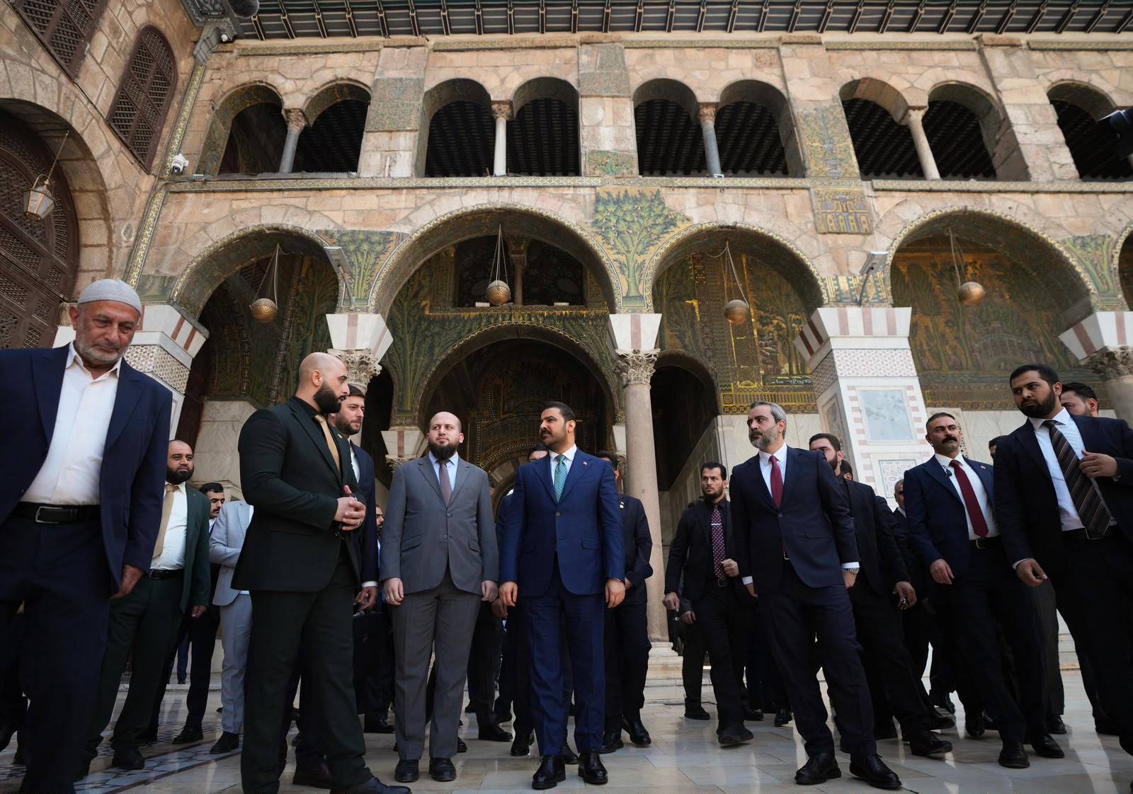 Irak Başbakanı Ali Falih ez-Zeydi, Suriye Dışişleri Bakanı Esad eş-Şeybani eşliğinde Şam’daki Emevi Camii’ni ziyaret etti (Irak Başbakanlık Basın Ofisi)