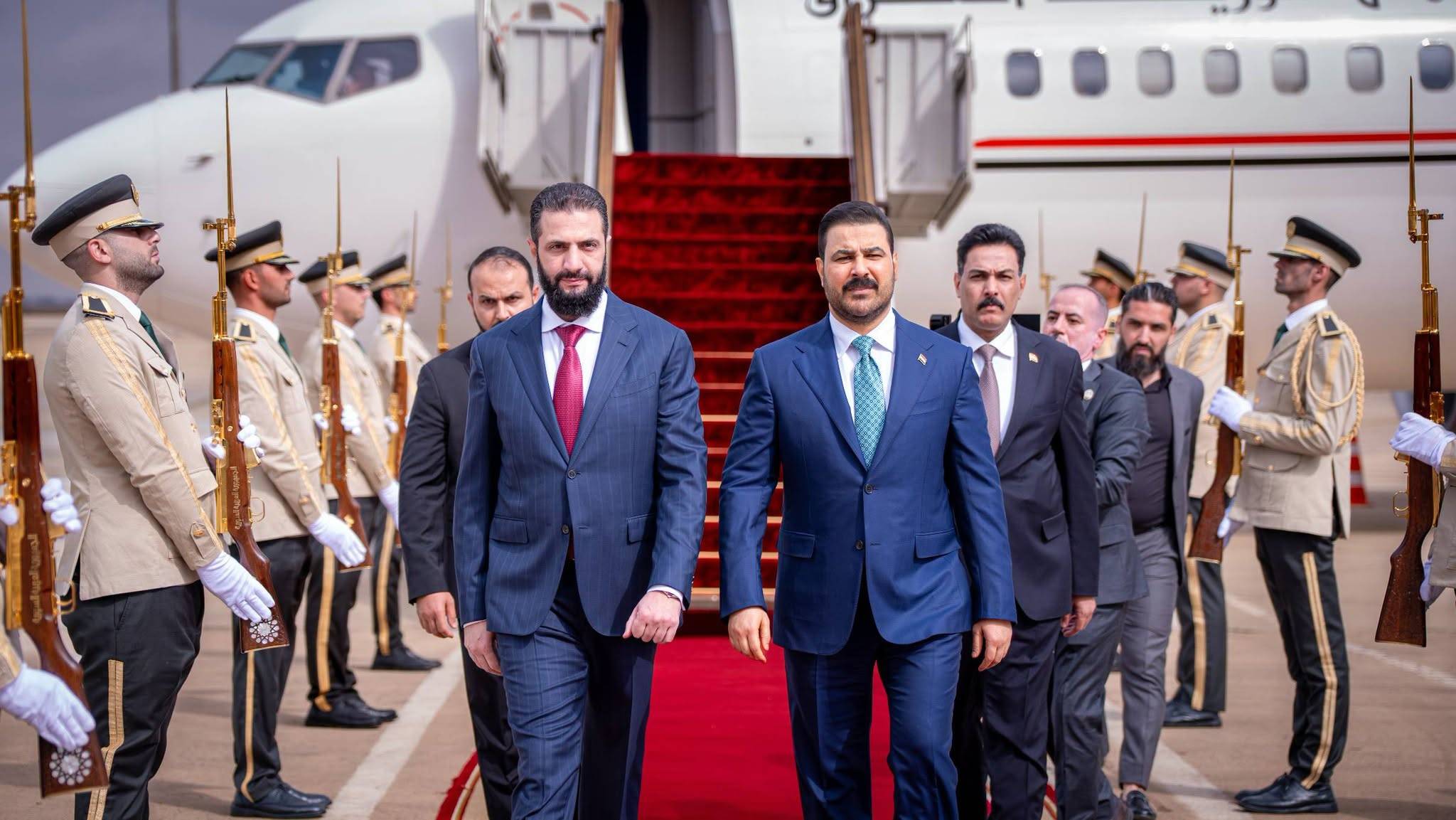 Suriye Cumhurbaşkanı Ahmed eş-Şara, dün Şam Havalimanı’nda Irak Başbakanı Ali Falih ez-Zeydi’yi karşıladı. Ziyaret, Zeydi’nin Şam’a gerçekleştirdiği ilk ziyaret olma özelliğini taşıyor (Suriye Cumhurbaşkanlığı)