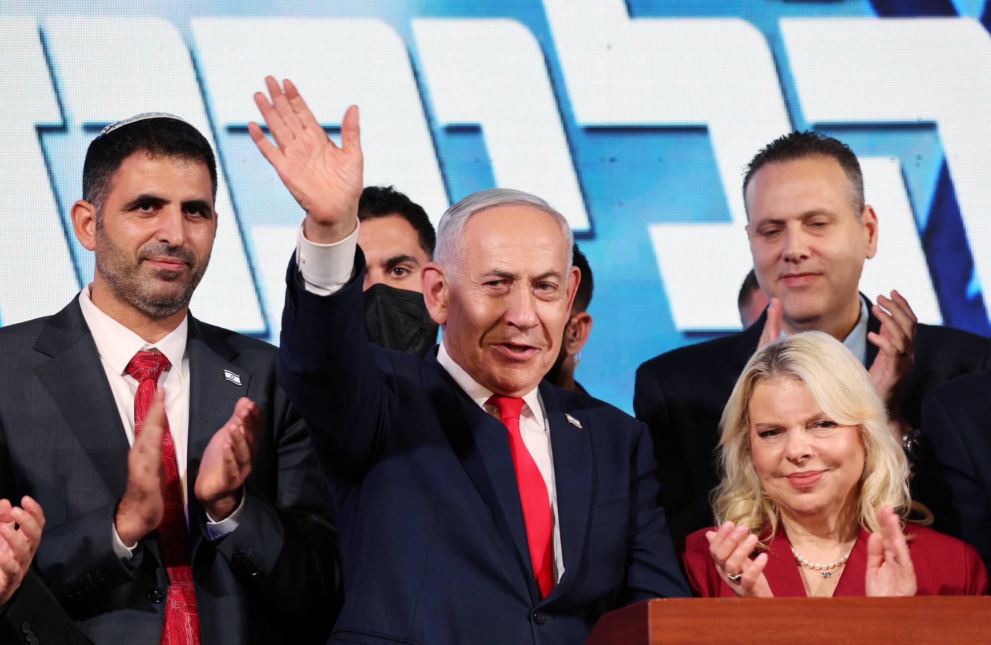 Netanyahu, dün Kudüs’te Likud Partisi etkinliğinde destekçilerine el sallıyor (EPA).