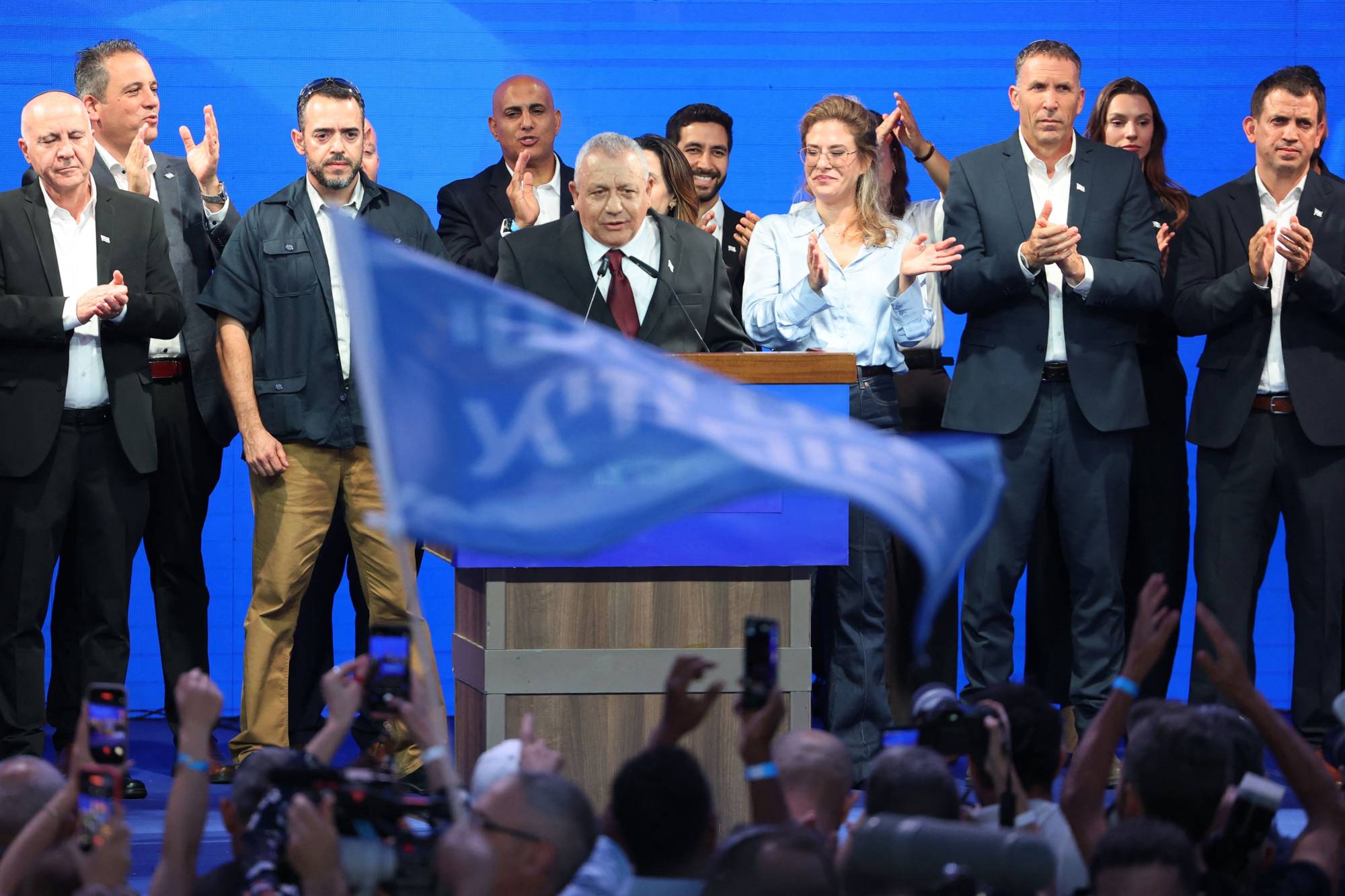 Yaşhar Partisi lideri Gadi Eisenkot, dün erken saatlerde Tel Aviv’de destekçilerine hitap ediyor (AFP).