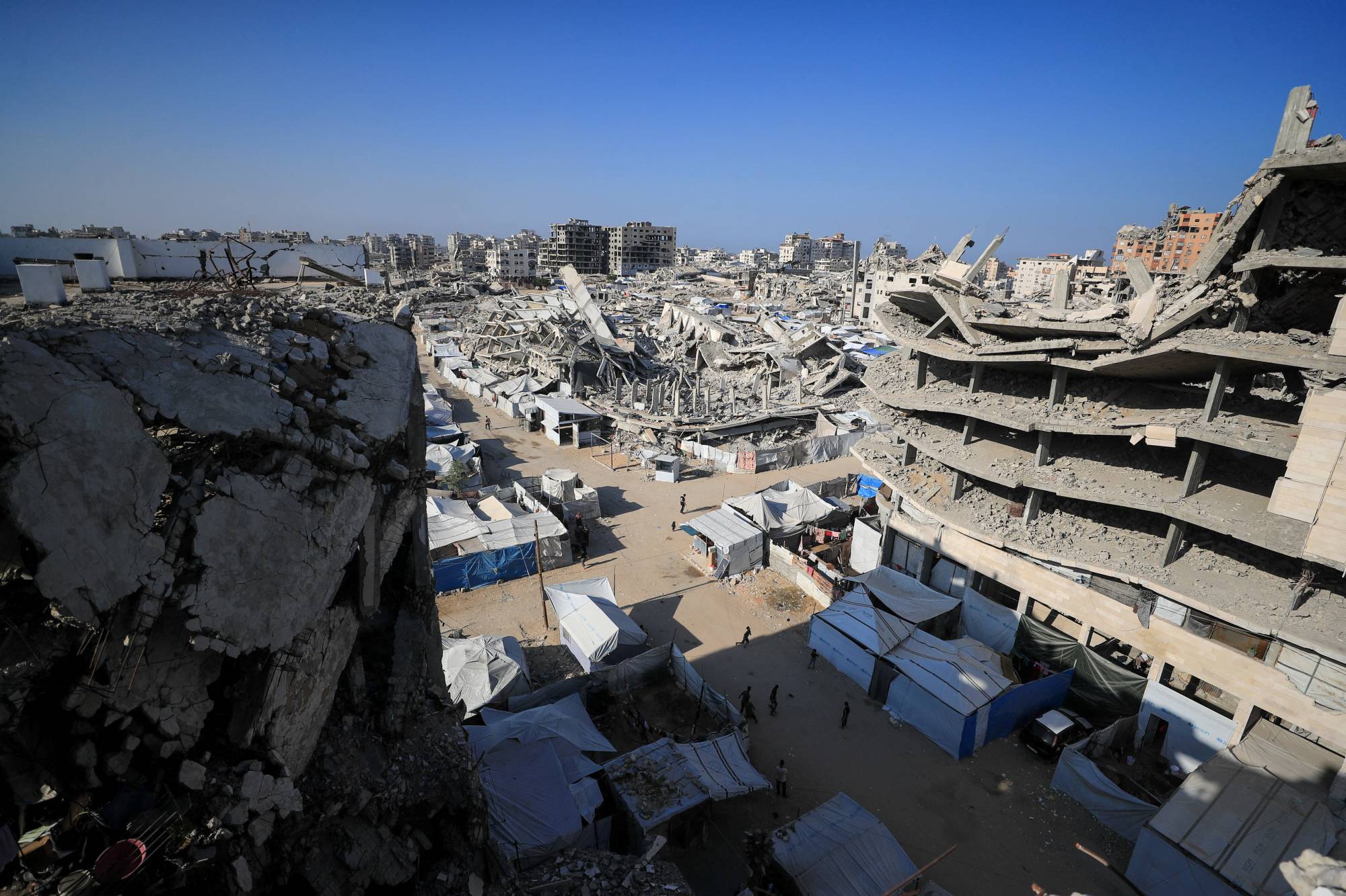 Gazze Şeridi’nin orta kesiminde bulunan Deyr el-Balah’taki el-Aksa Hastanesi’nin morgunda, yakınlarının cenazesi başında göz yaşı döken Filistinliler, 29 Ekim 2026 (AP)