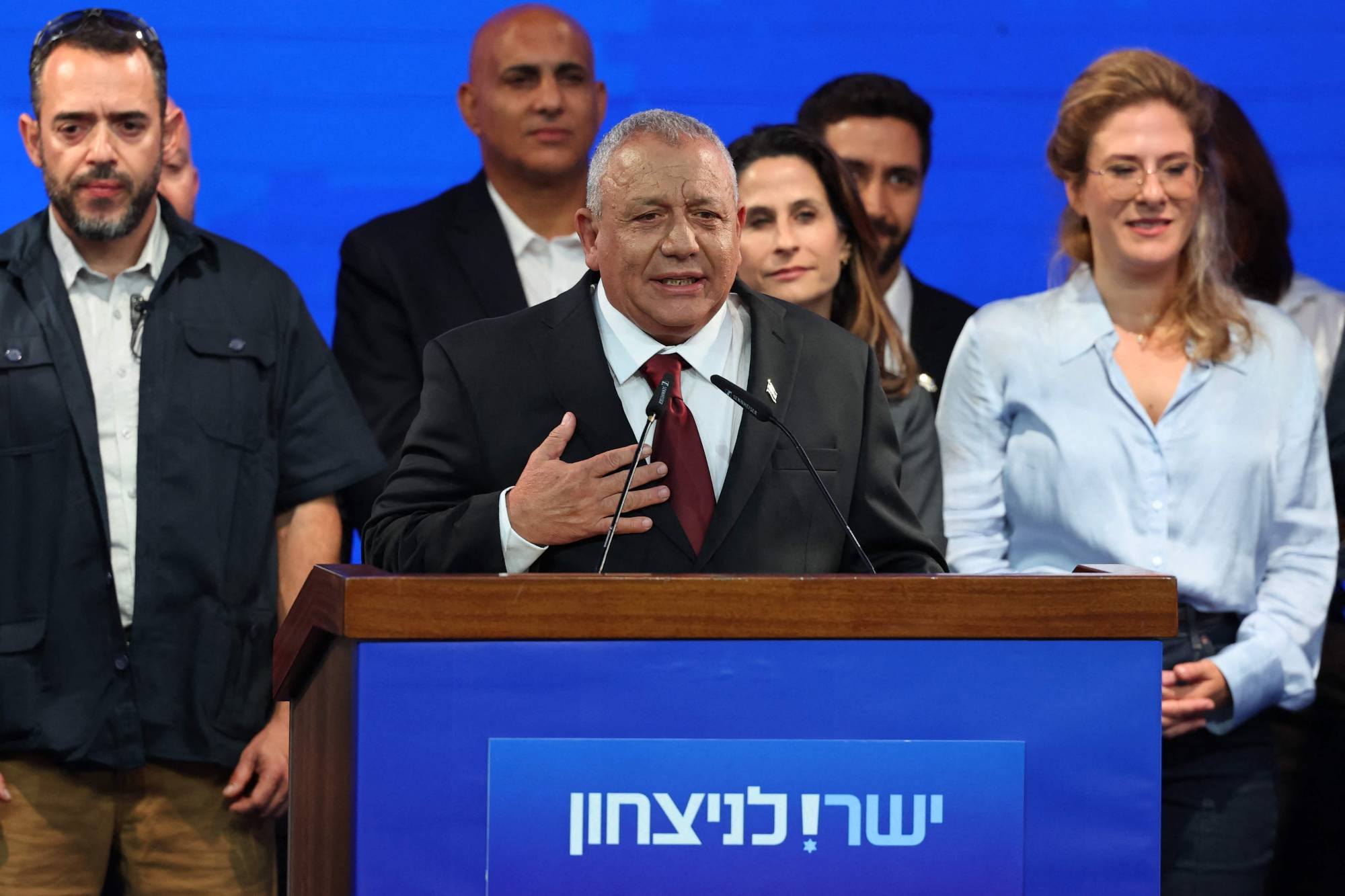 Yashar Partisi lideri Gadi Eisenkot, 28 Ekim 2026’nın ilk saatlerinde Tel Aviv’de düzenlenen seçim toplantısında destekçilerine hitap ediyor. (AFP)