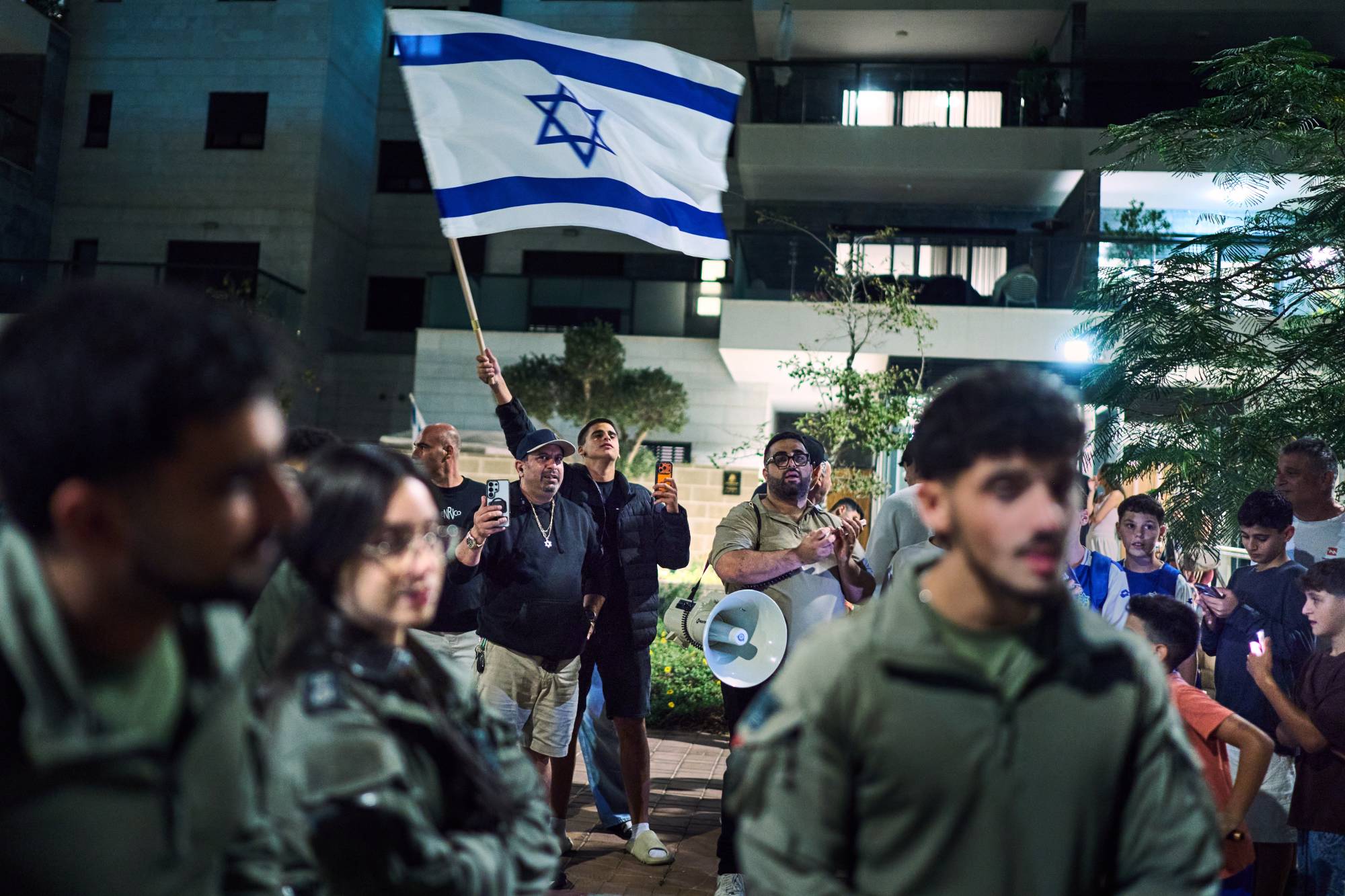 Polis, 29 Ekim 2026’da İsrail’in Herzliya kentinde Gadi Eisenkot’un evinin önünde, Arap partilerinin de yer alacağı bir hükümet kurulmasını isteyen sol görüşlü aktivistler ile Netanyahu destekçilerini birbirinden ayırıyor. (AP)