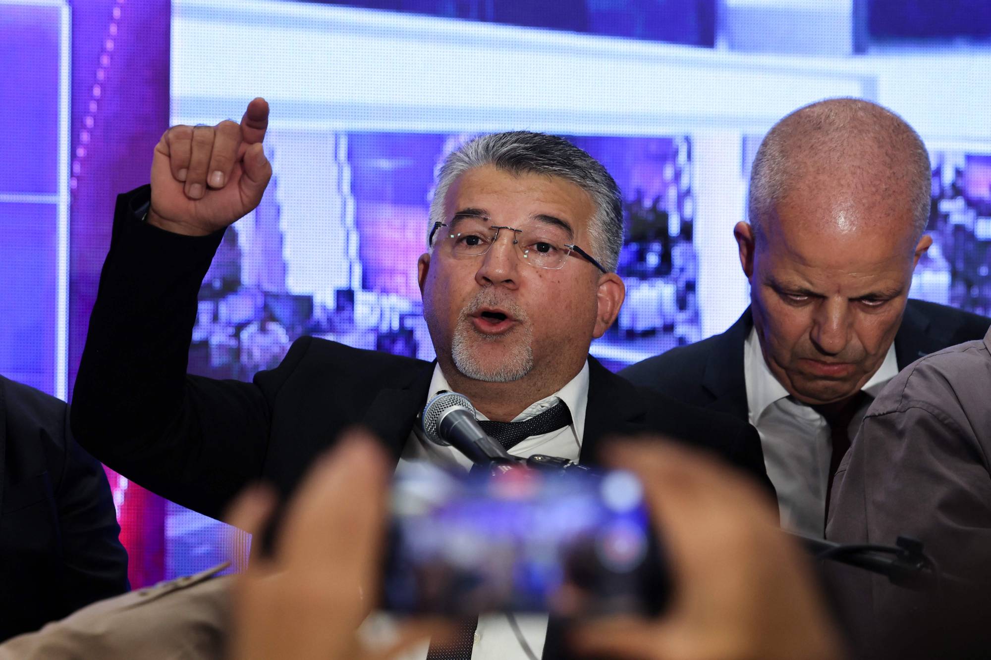 Arap Ortak Listesi ittifakının lideri Yusuf Cabbarin, 27 Ekim 2026’da seçim sandık çıkış anketlerinin açıklanması sırasında Nasıra’daki seçim kampanyası merkezinde konuşuyor. (AFP)