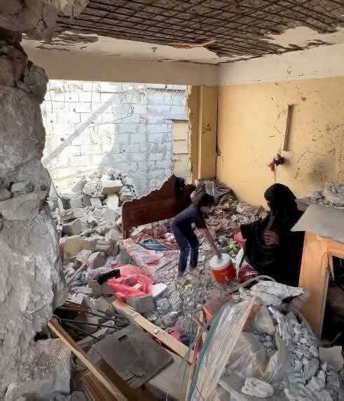 Husilere ait top mermileri Taiz kentindeki yerleşim bölgelerine düşüyor (Yerel medya).