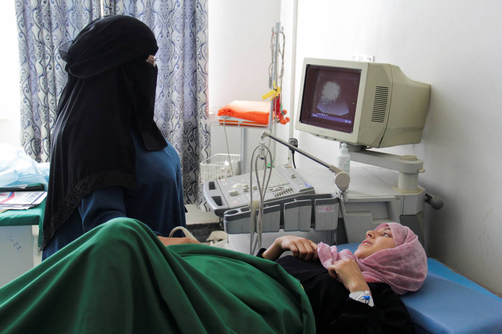 Yemenli hamile bir kadın, Husilere ait bir keskin nişancı tarafından karnından vurulmasının ardından Taiz’deki bir hastanede tedavi görüyor (Reuters).