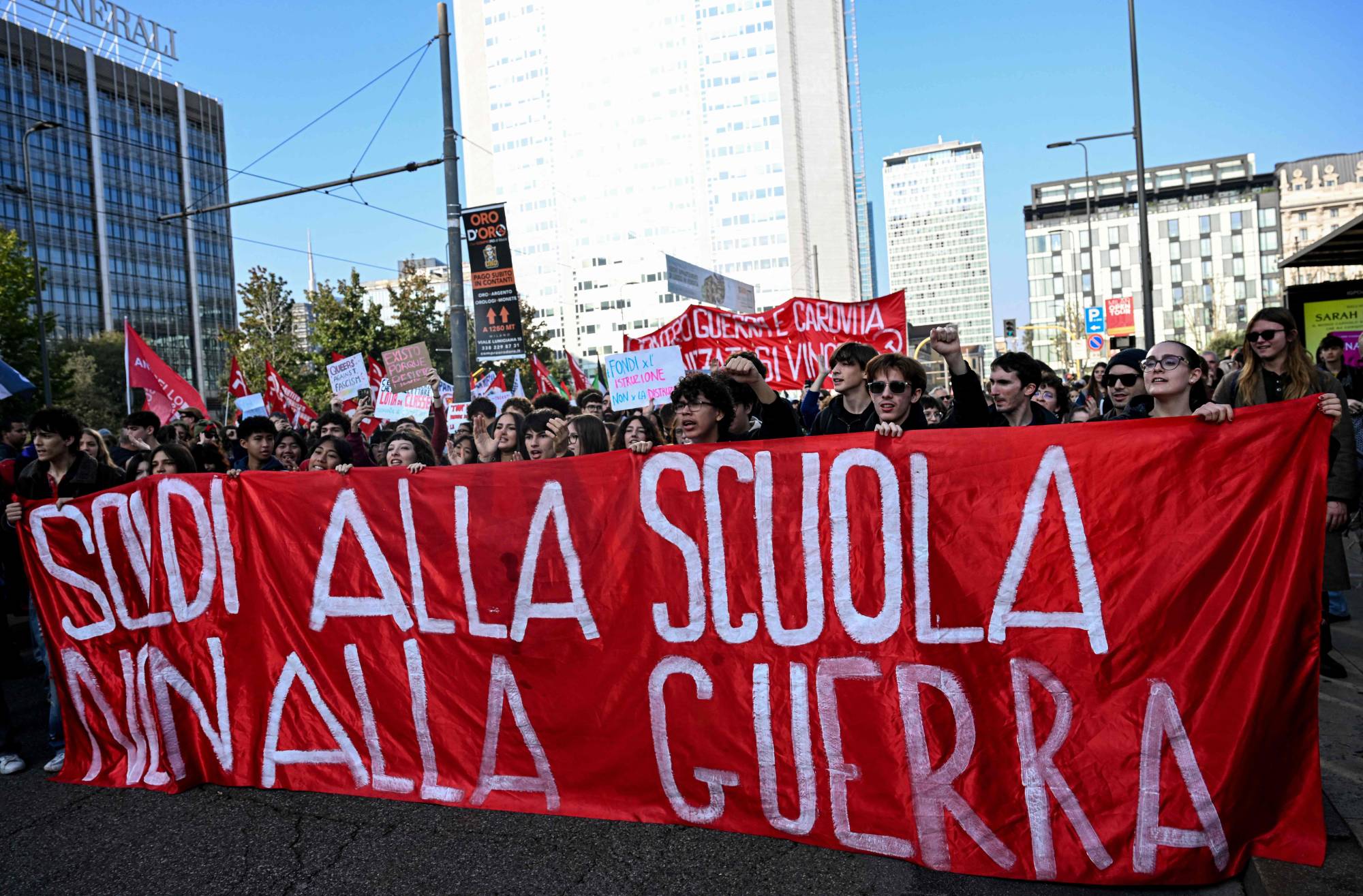 İtalya’nın kuzeyindeki Milano kentinde eğitim finansmanının artırılması ve barınma desteği sağlanması talebiyle düzenlenen öğrenci gösterisinde, “Savaş için değil, okullar için bütçe” yazılı pankart taşıyan göstericiler, 30 Ekim 2026 (AFP)