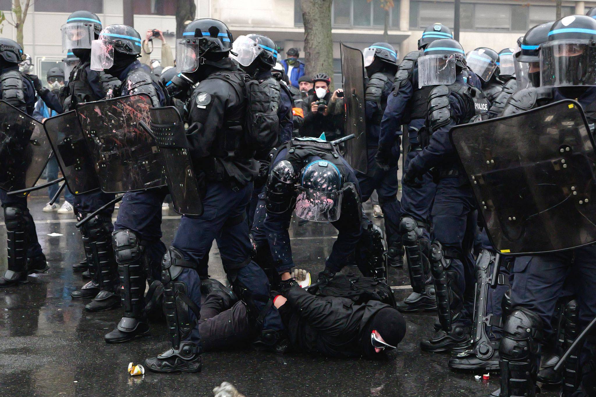 Çevik kuvvet polisleri, 24 Ekim’de Paris’te düzenlenen gösteri sırasında yere yatırdıkları bir protestocuya müdahale ediyor. (DPA)