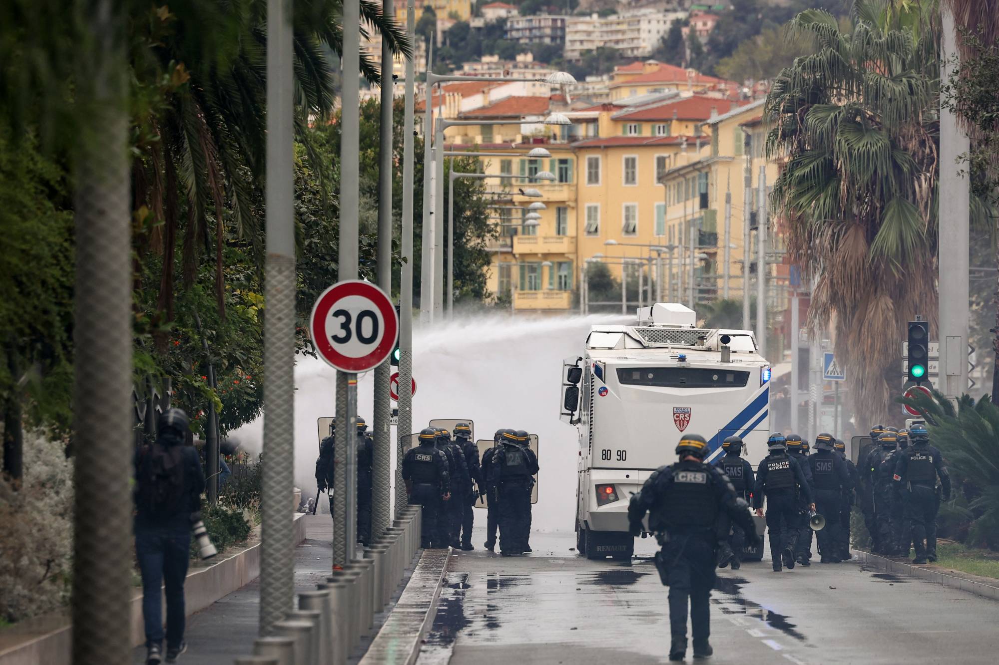 Nice kentinde 24 Ekim’de göstericilerle çatışan çevik kuvvet polisleri. (AFP)