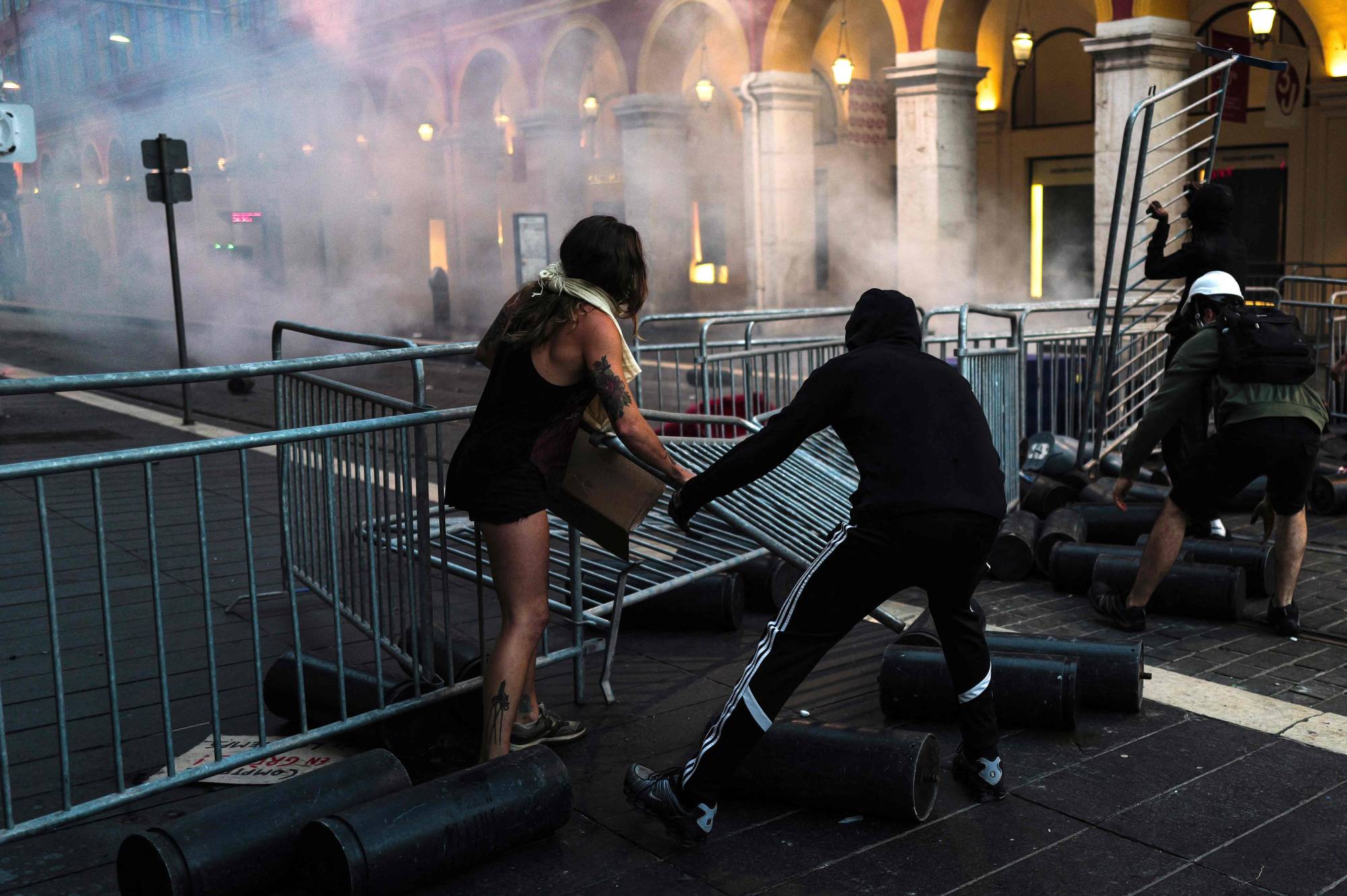 Paris’te 17 Ekim’de yaşanan olaylar sırasında polislerin göstericileri takip etmesini engellemek amacıyla barikat kurmaya çalışan protestocular. (AFP)