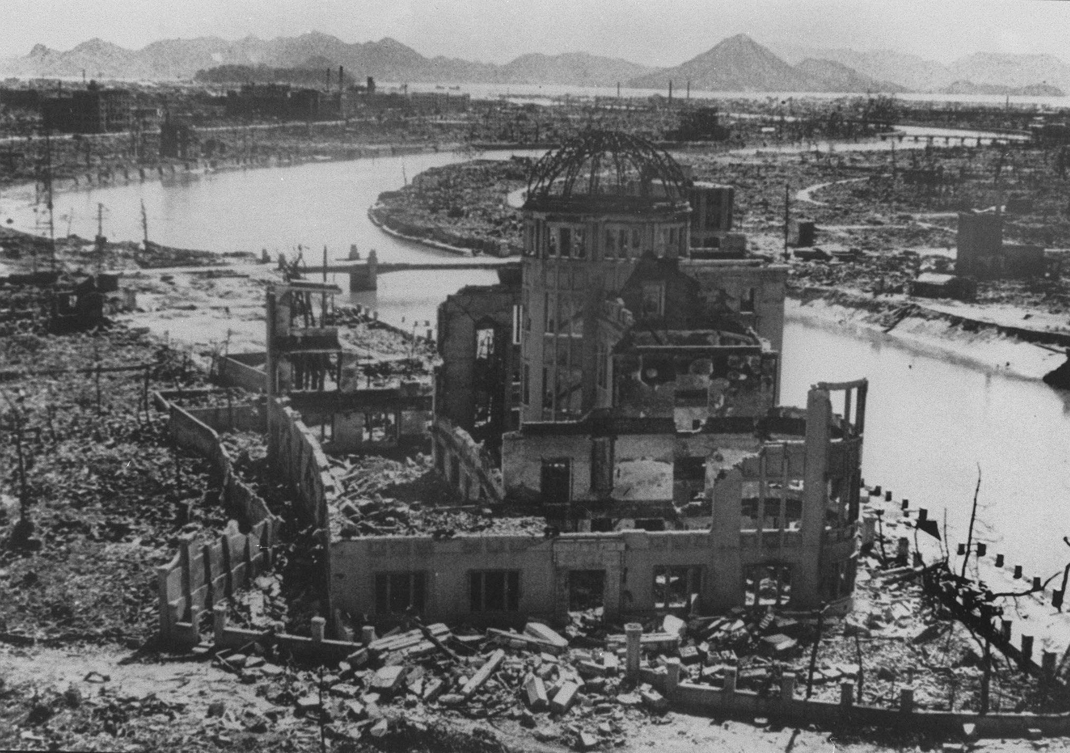 1945 yılına ait bu fotoğraf, Hiroşima’ya atılan nükleer bombanın ardından bir binanın kalıntılarını gösteriyor… Bu kalıntılar günümüze kadar bir anıt olarak korunmuş durumda (AFP)