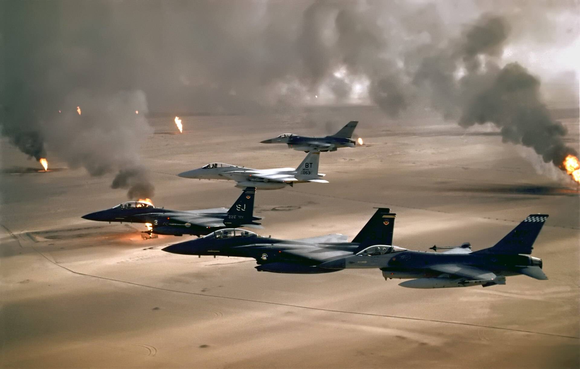 Irak ordusunun 1991’de İkinci Körfez Savaşı’nın sona ermesiyle Kuveyt’ten çekilmesinin ardından ateşe verdiği petrol kuyularının üzerinde uçan Amerikan savaş uçakları (Arşiv – Pentagon)
