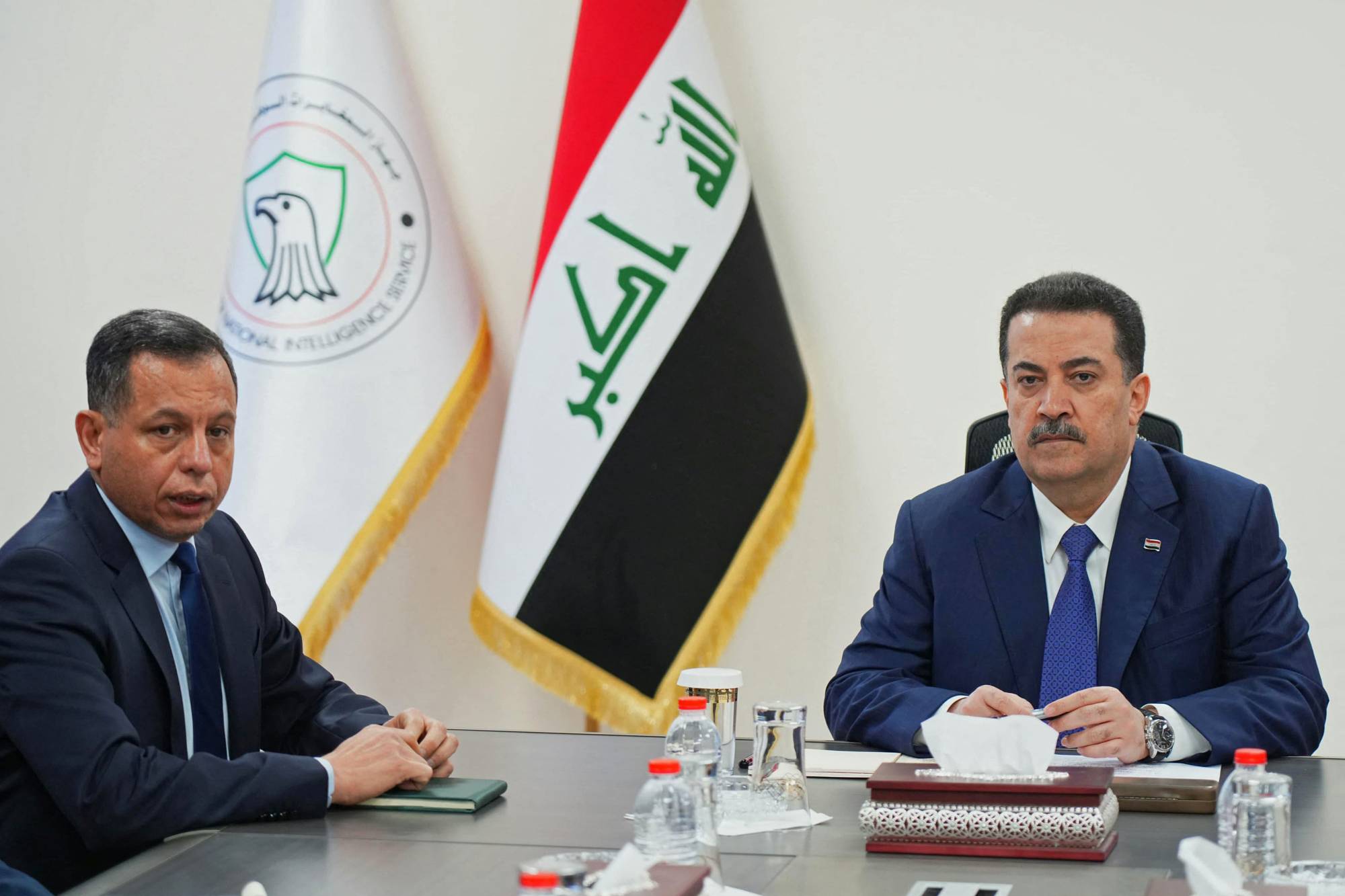 Irak'ın eski Başbakanı Muhammed Şiya es-Sudani, 21 Mart 2026'da Bağdat'ta eski İstihbarat Teşkilatı Başkanı Hamid eş-Şatri ile görüşürken. (AFP)