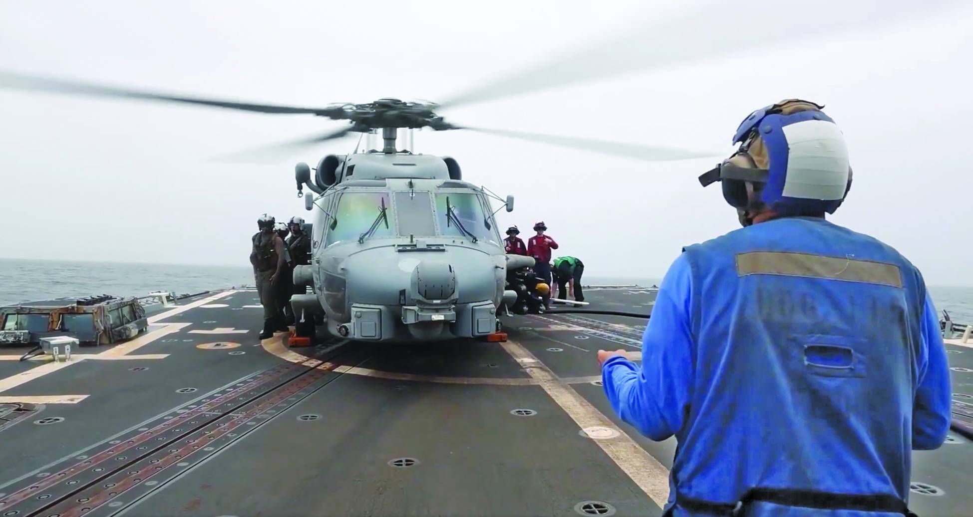 Ortadoğu sularındaki USS Rafael Peralta destroyerinin güvertesinden havalanan bir helikopter (CENTCOM)