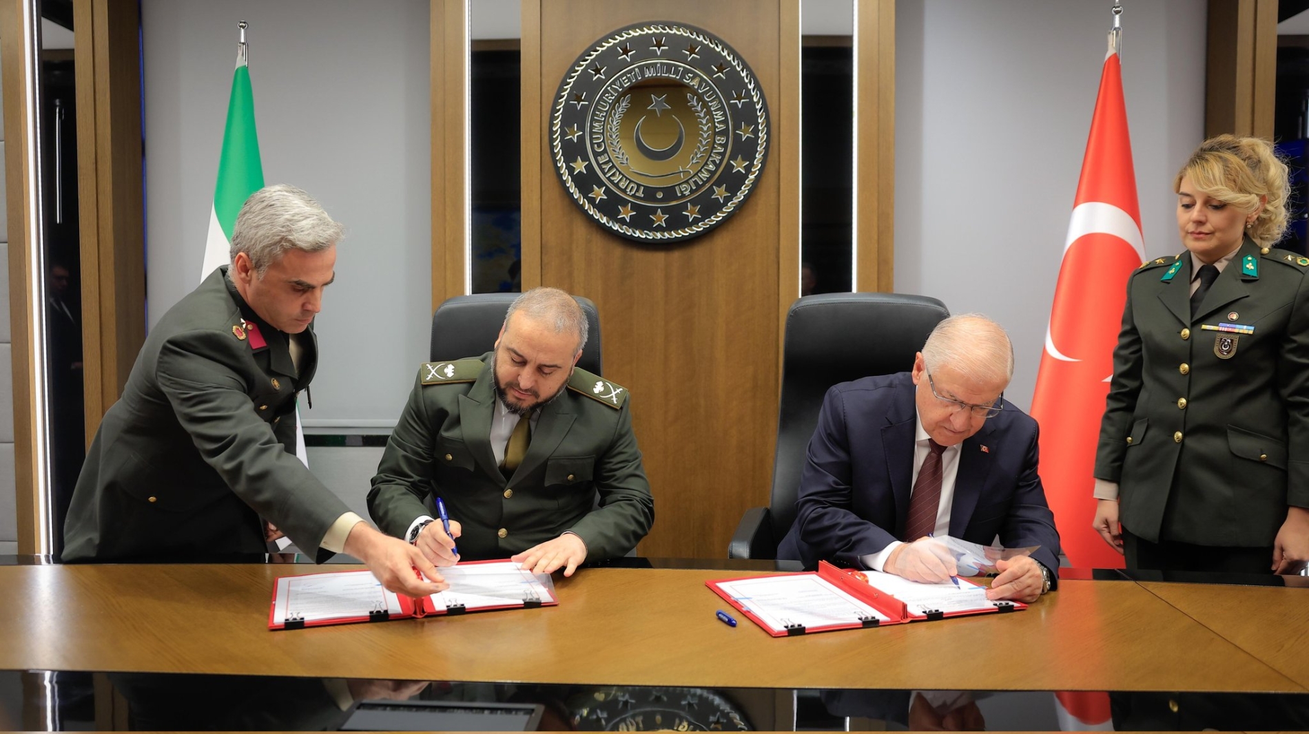 Suriye Savunma Bakanı Murhaf Ebu Kasra ve Türkiye Savunma Bakanı Yaşar Güler, 13 Ağustos 2025'te Ankara'da savunma anlaşması belgelerini imzalıyor (Dışişleri)