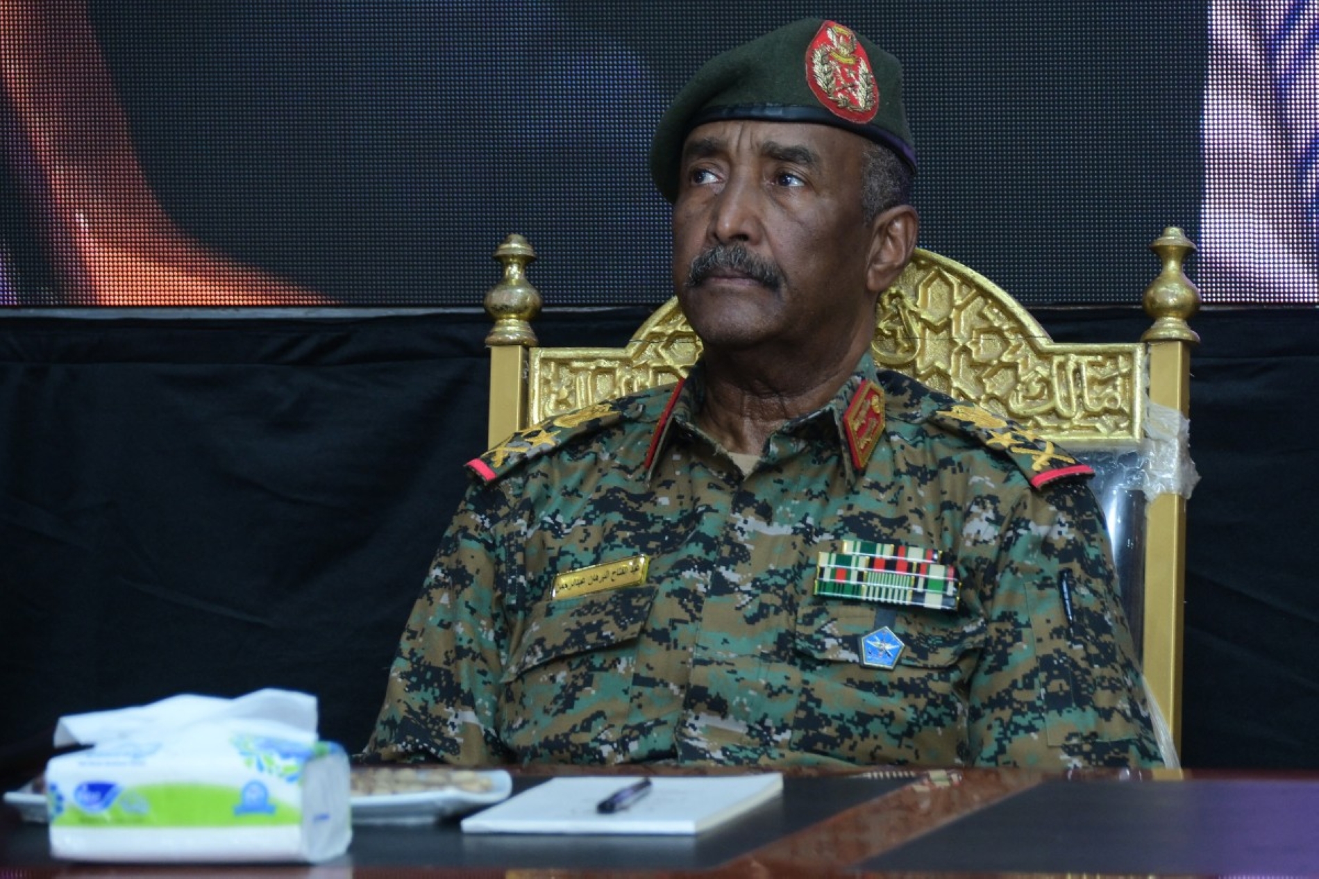 Sudan Ordusunun Komutanı Orgeneral Abdulfettah el-Burhan, Port Sudan'da düzenlenen kamu hizmeti konferansında, 29 Nisan 2025 (AFP)
