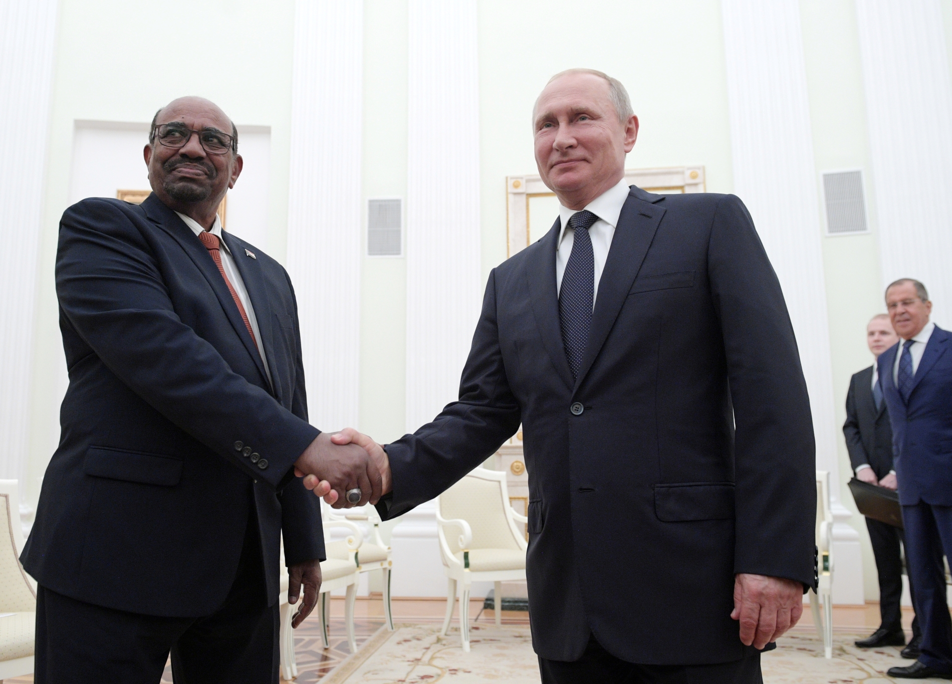 Rusya'nın başkenti Moskova’da bulunan Kremlin'de düzenlenen bir toplantı sırasında Rusya Devlet Başkanı Vladimir Putin eski Sudan Devlet Başkanı Ömer el-Beşir ile tokalaşırken, 14 Temmuz 2018 (Reuters)