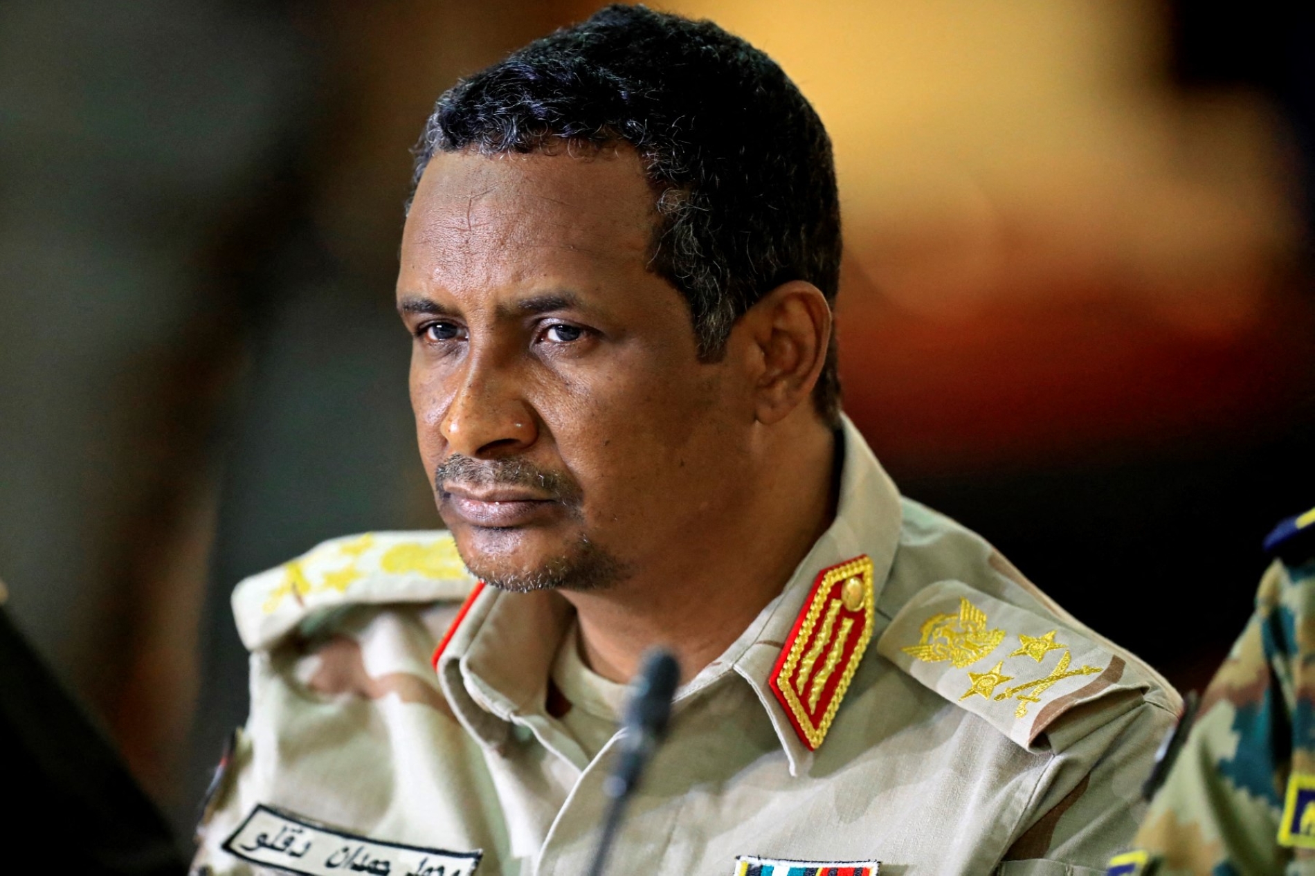 HDK lideri Muhammed Hamdan Dagalu (Hamideti) Sudan'ın başkenti Hartum'da katıldığı bir toplantıda, 8 Haziran 2022 (AFP)
