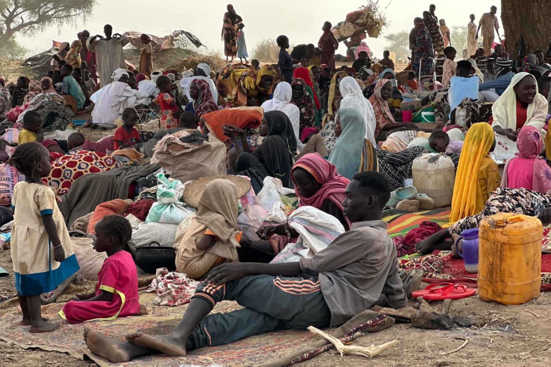 HDK'nın kontrolüne geçen Zemzem Mülteci Kampı’ndan kaçan mülteciler, Sudan'ın batısındaki Darfur bölgesinde geçici bir kampta dinleniyorlar, 13 Nisan 2025 (AFP)